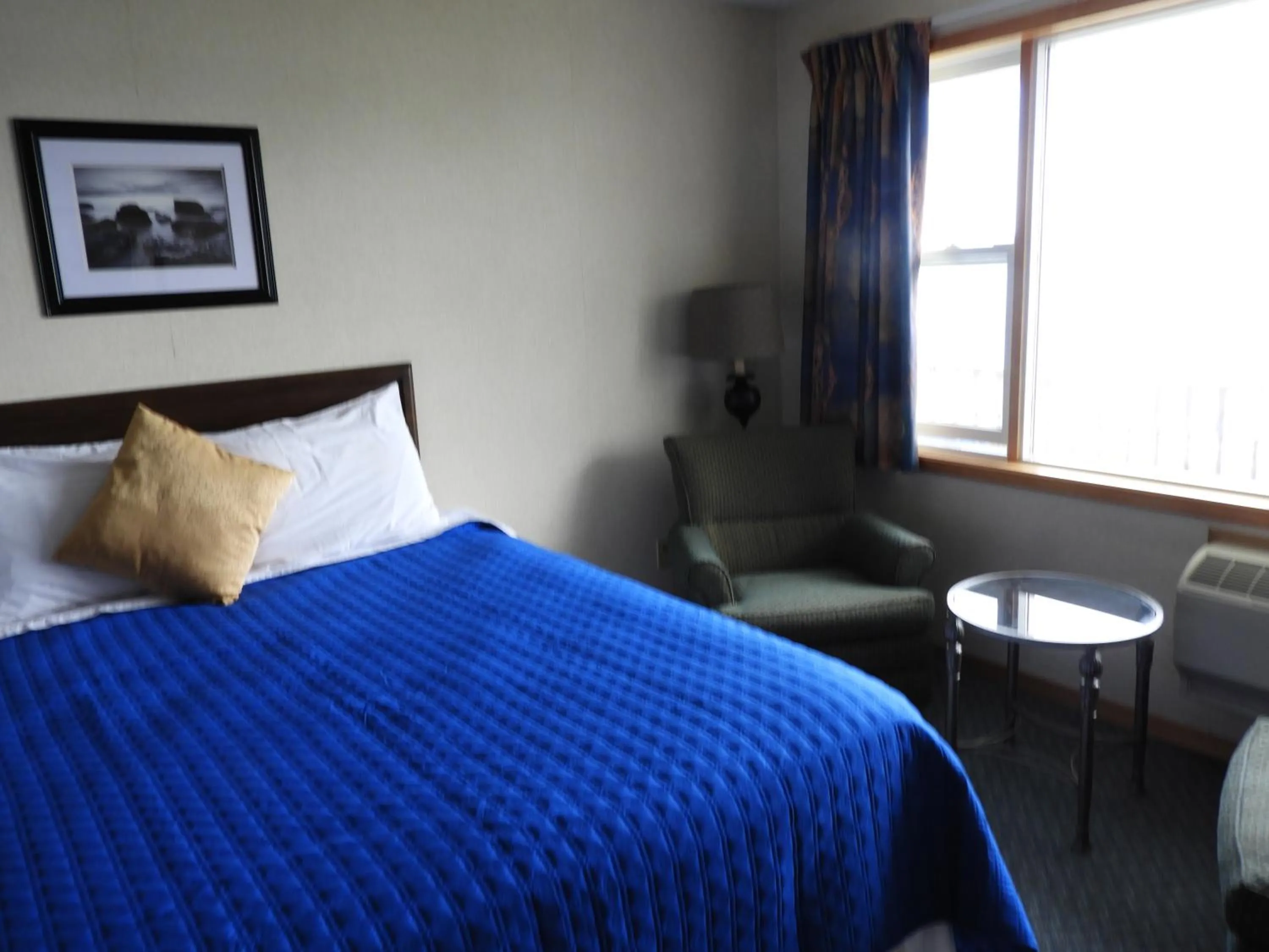 Seating area, Bed in Admiral Digby Inn Restaurant and Cottages