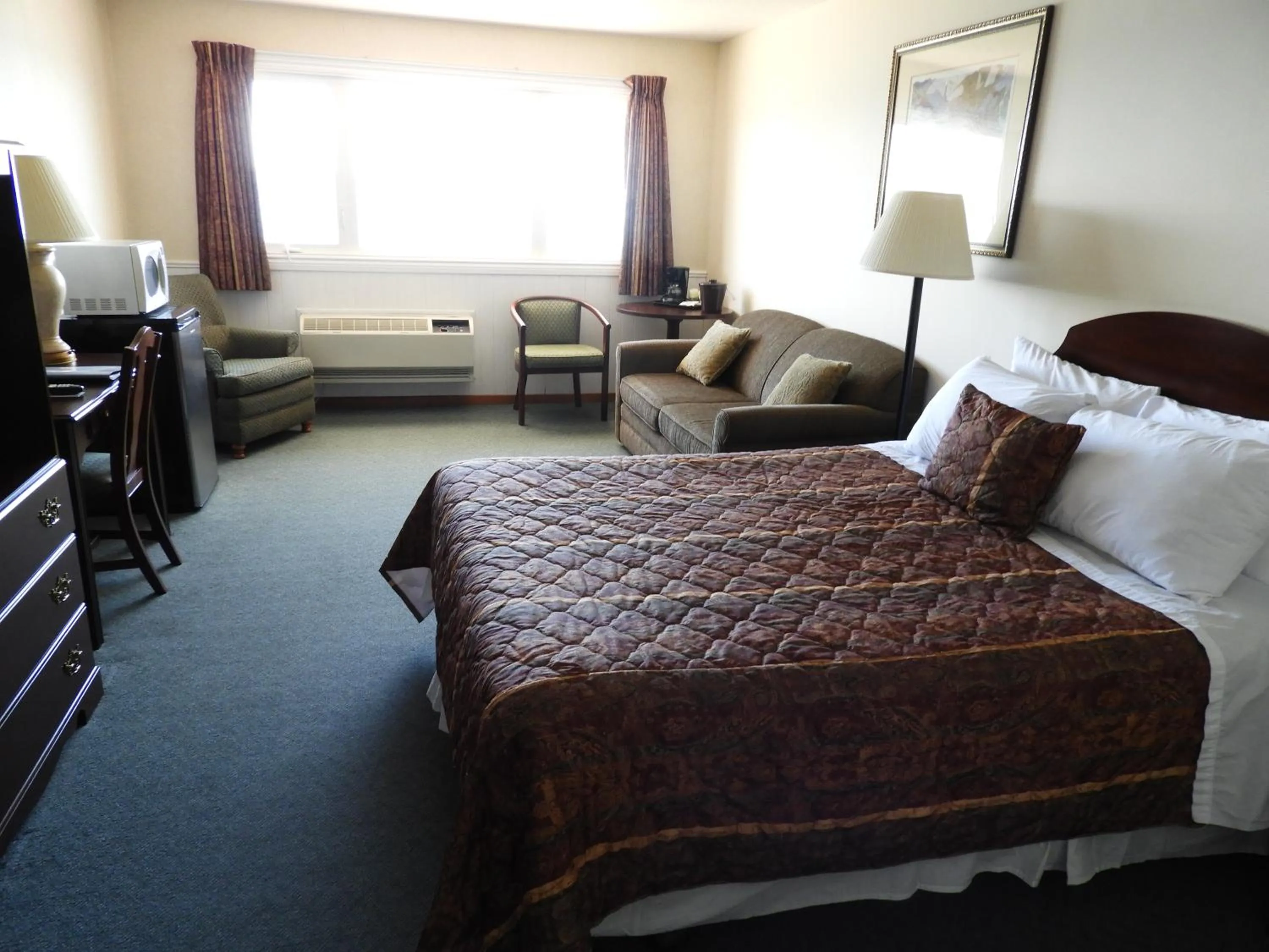 Photo of the whole room, Bed in Admiral Digby Inn Restaurant and Cottages