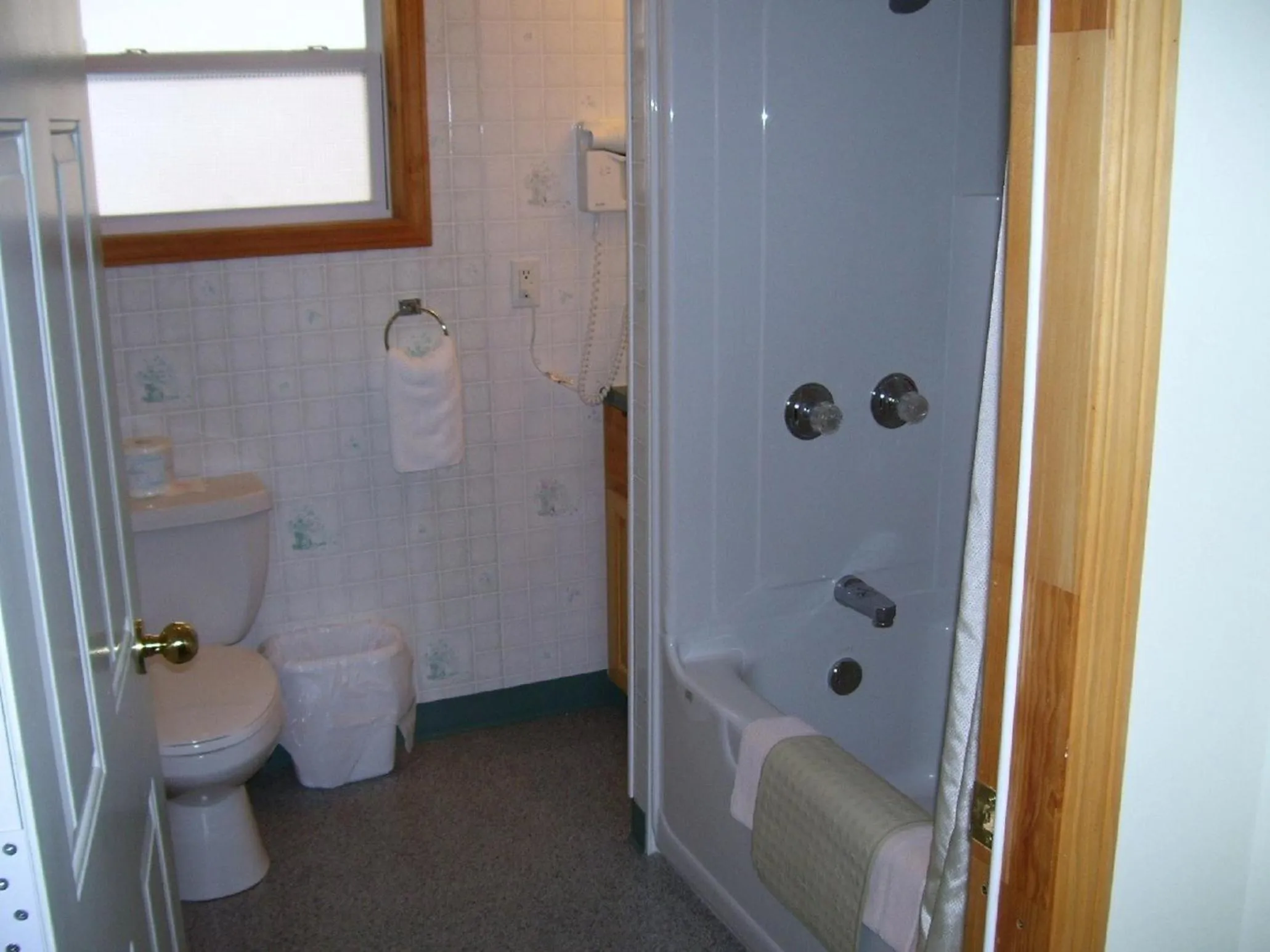 Bathroom in Admiral Digby Inn Restaurant and Cottages
