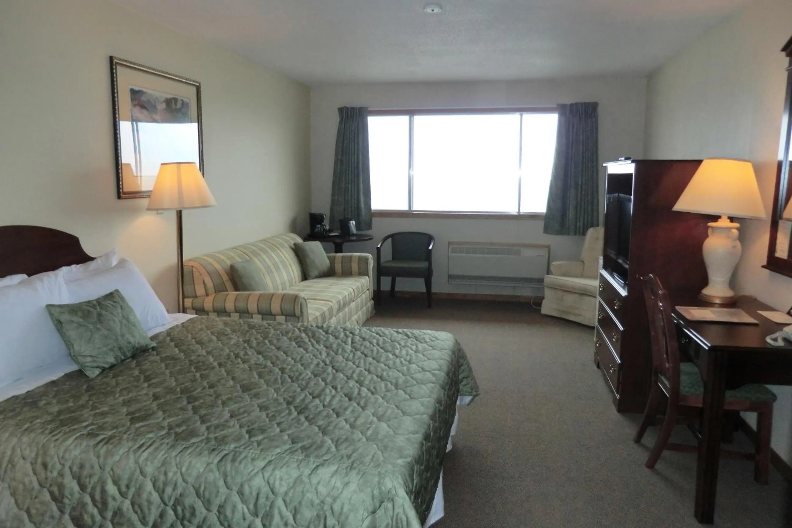 Photo of the whole room, Bed in Admiral Digby Inn Restaurant and Cottages