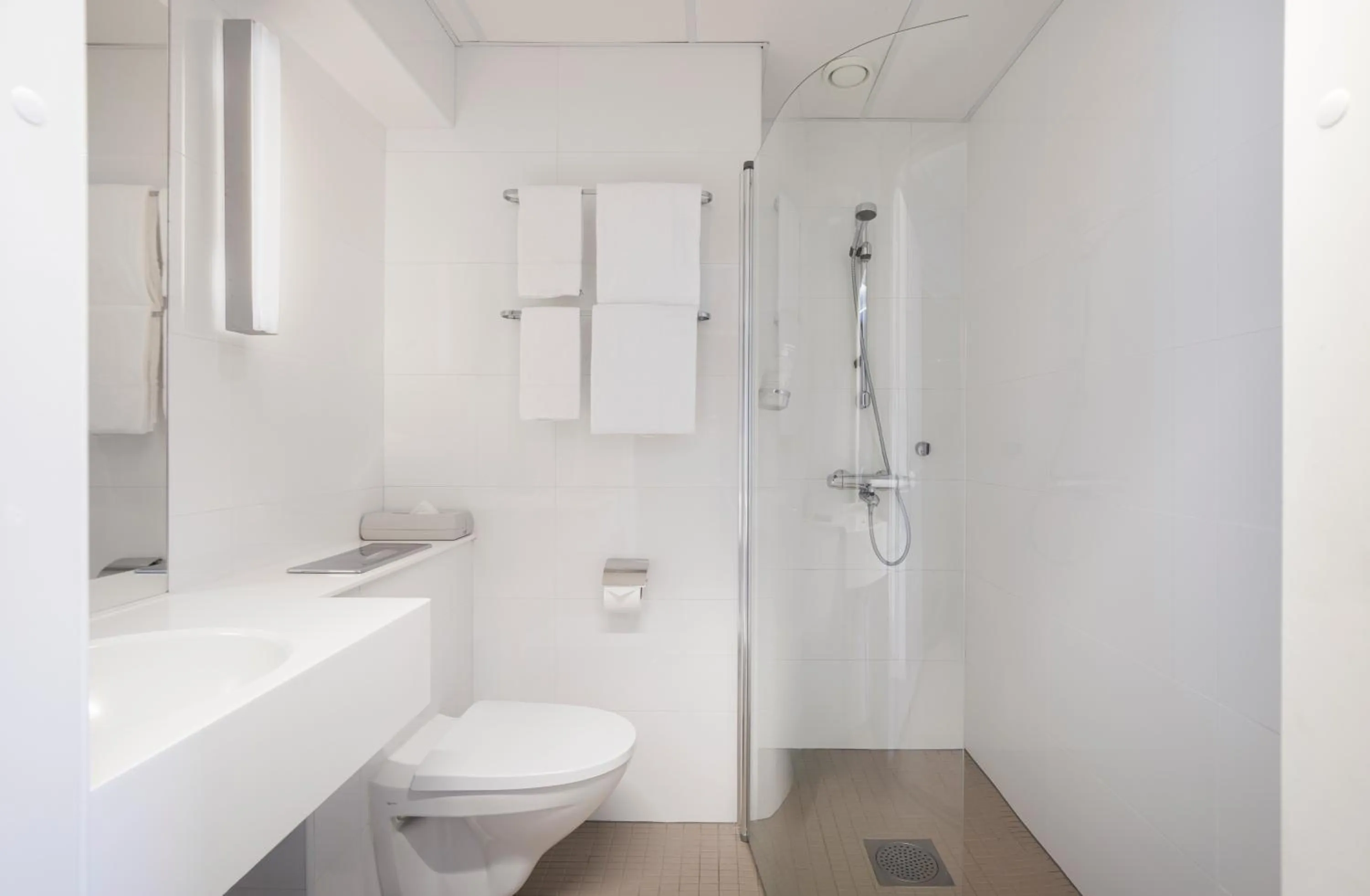 Shower in Original Sokos Hotel Albert