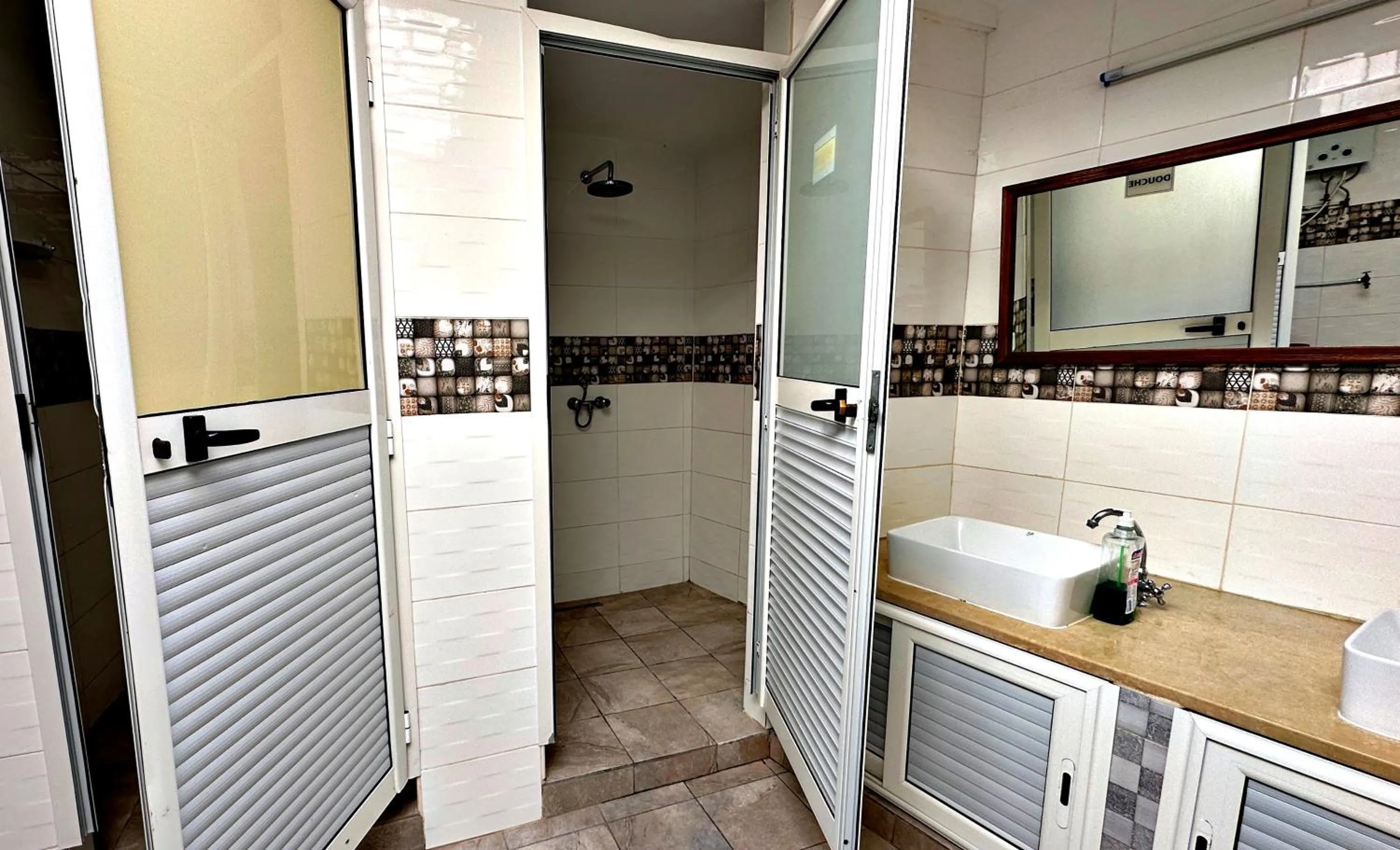 Shower in Hotel Paris