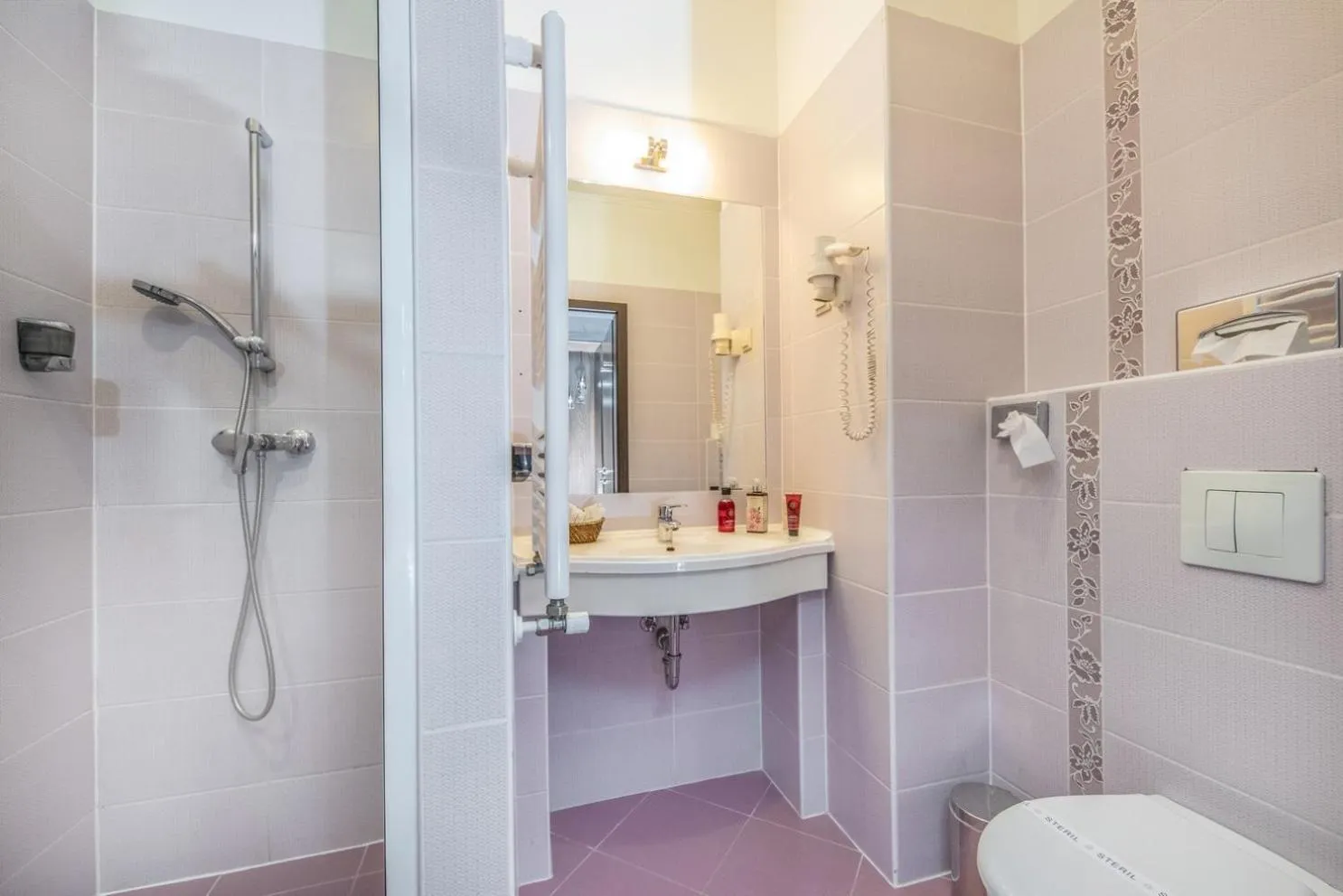 Shower in Session Hotel Ráckeve