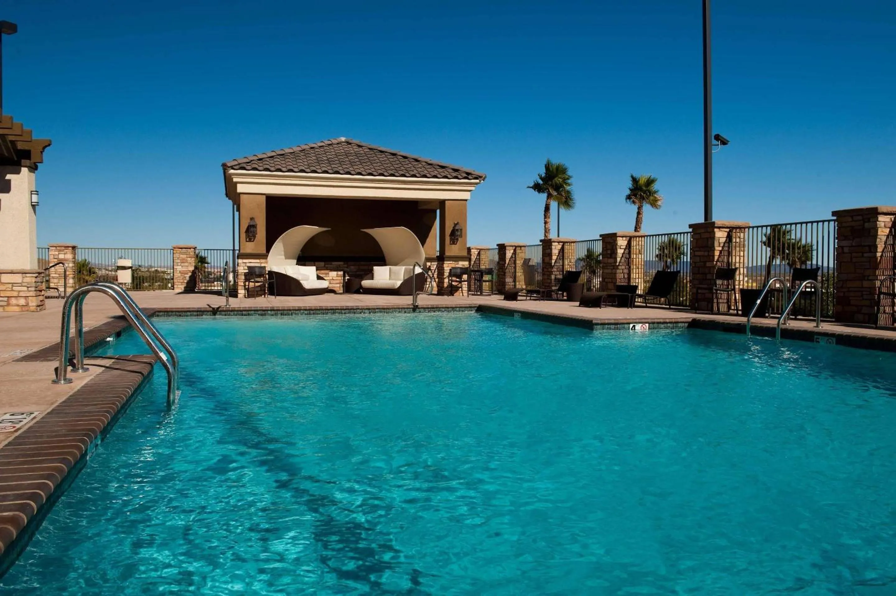 Swimming pool in Radisson Hotel Yuma