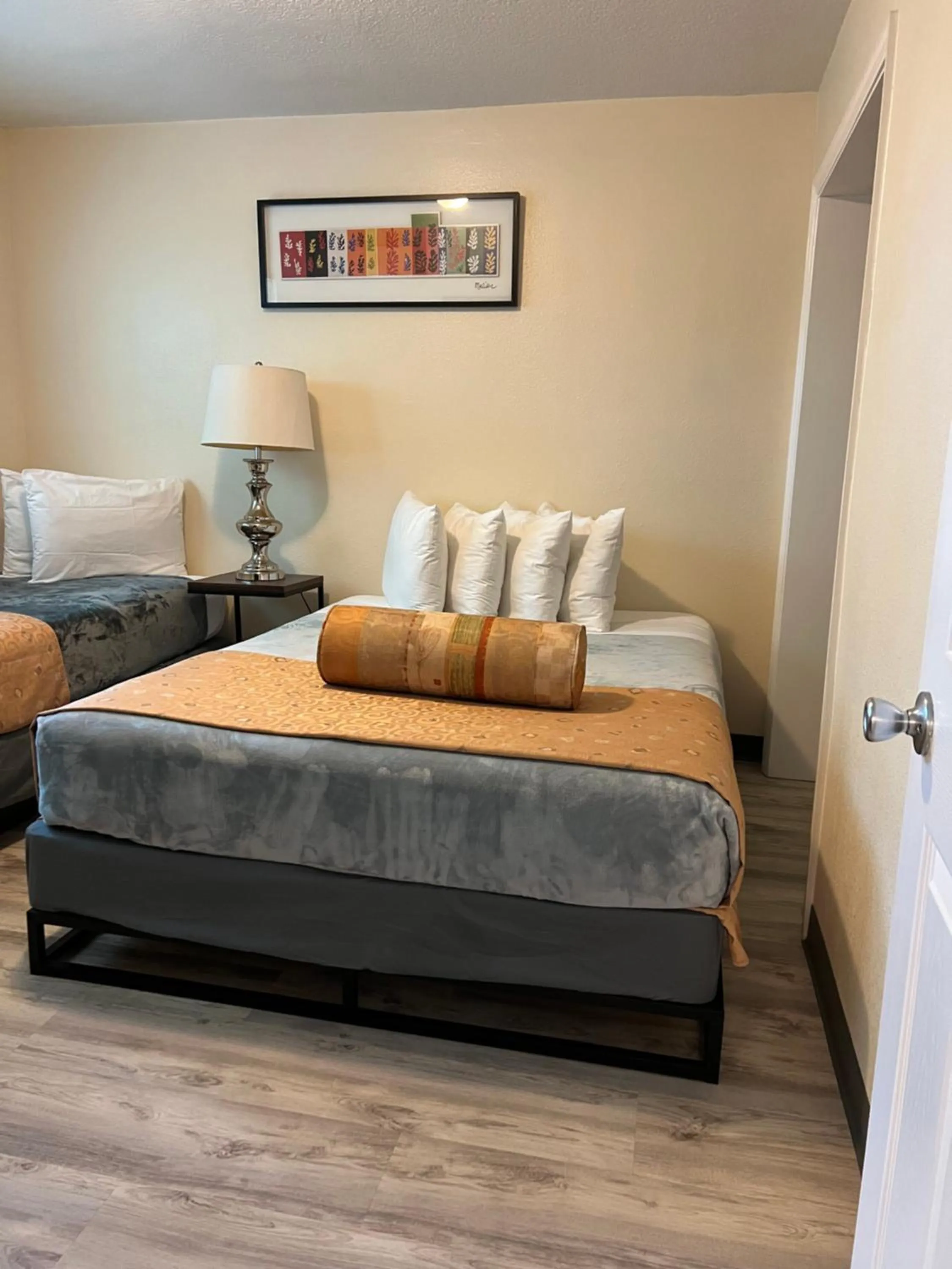 Bed in Beachside Resort Motel