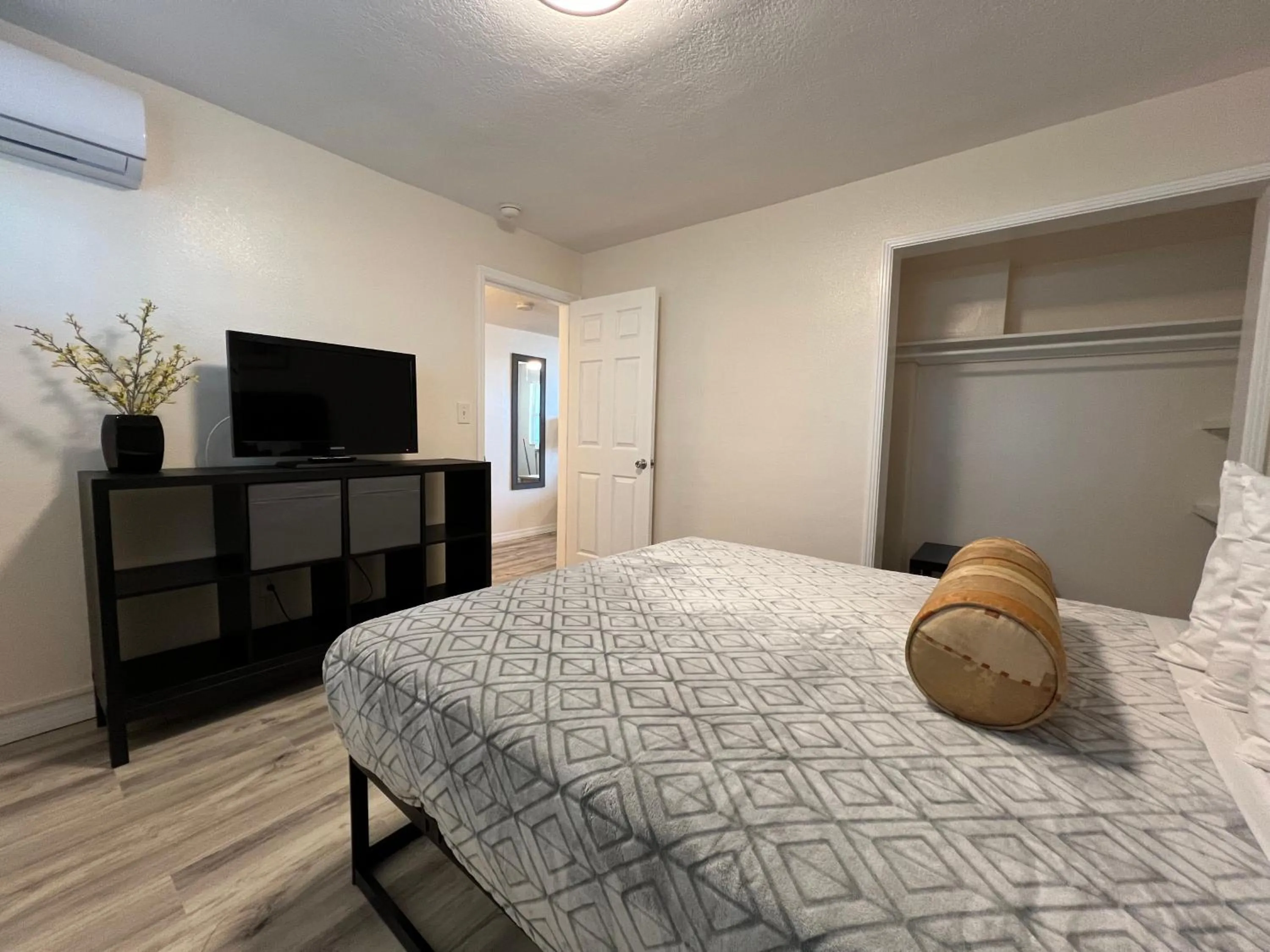 Bed in Beachside Resort Motel