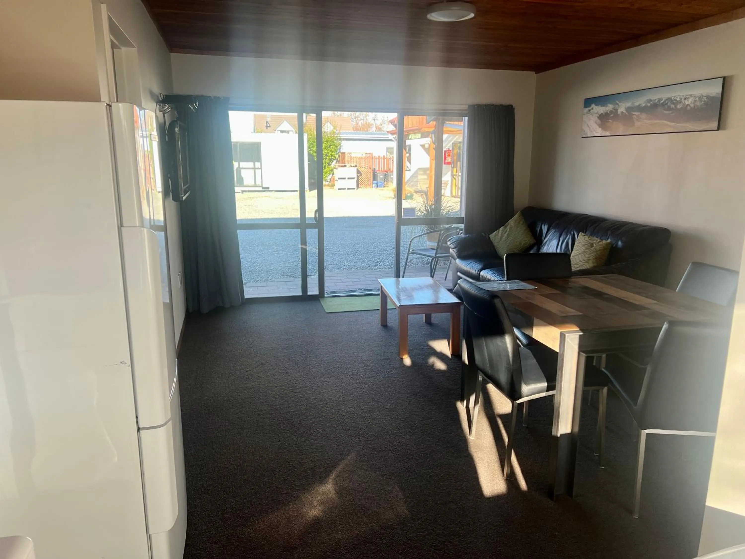 Kitchen or kitchenette in Pinewood Motels