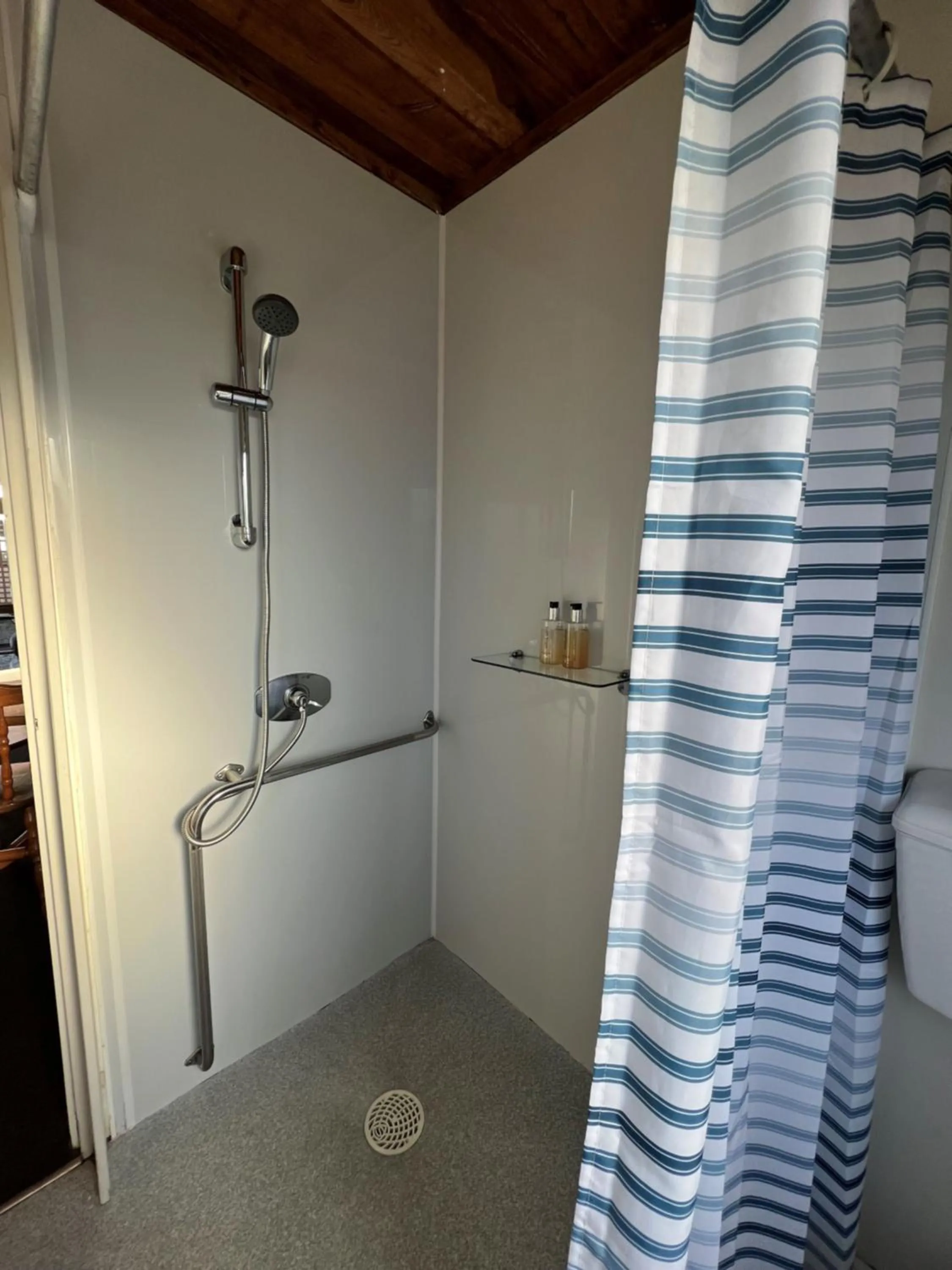 Shower in Pinewood Motels