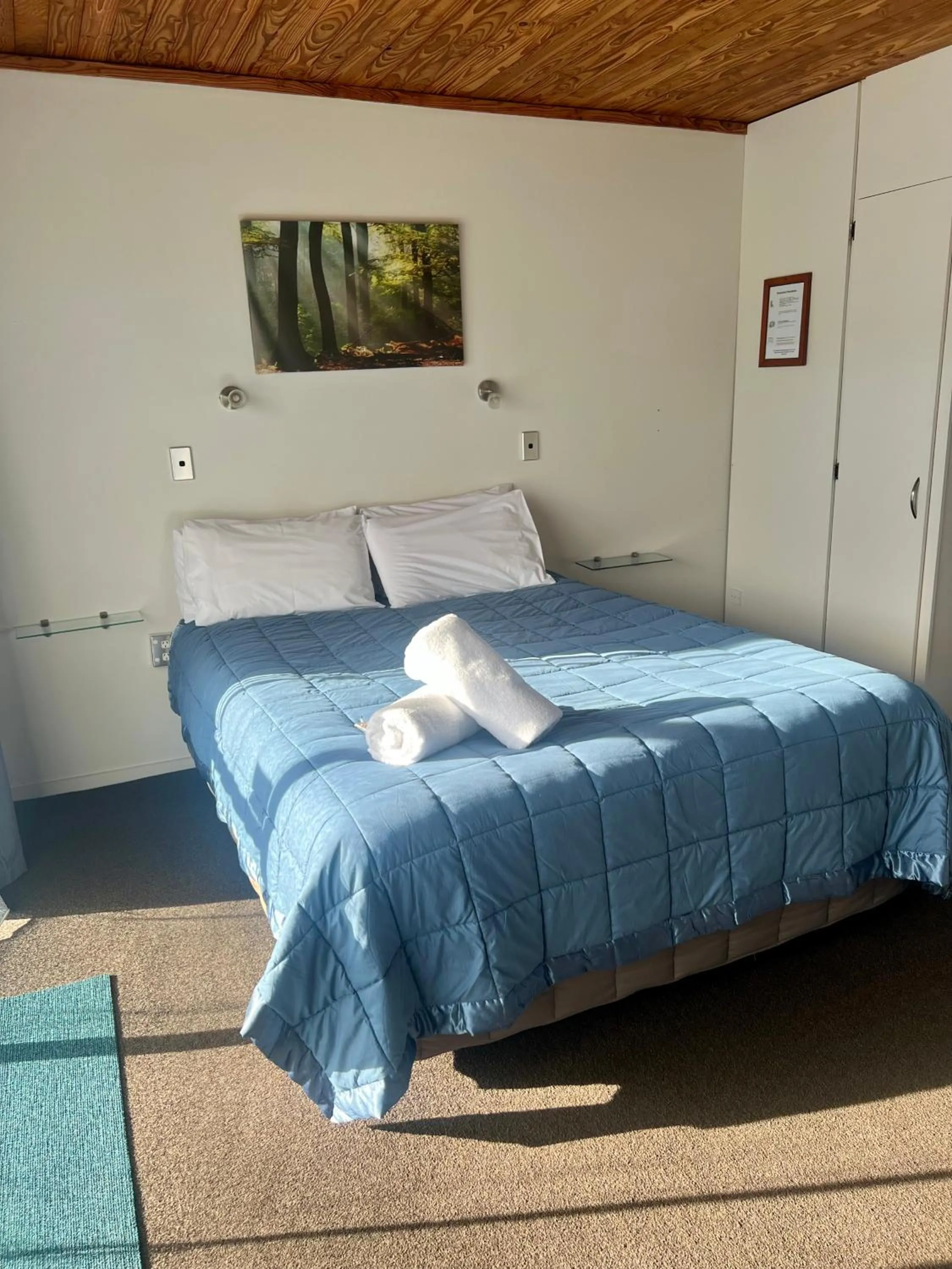 Bed in Pinewood Motels