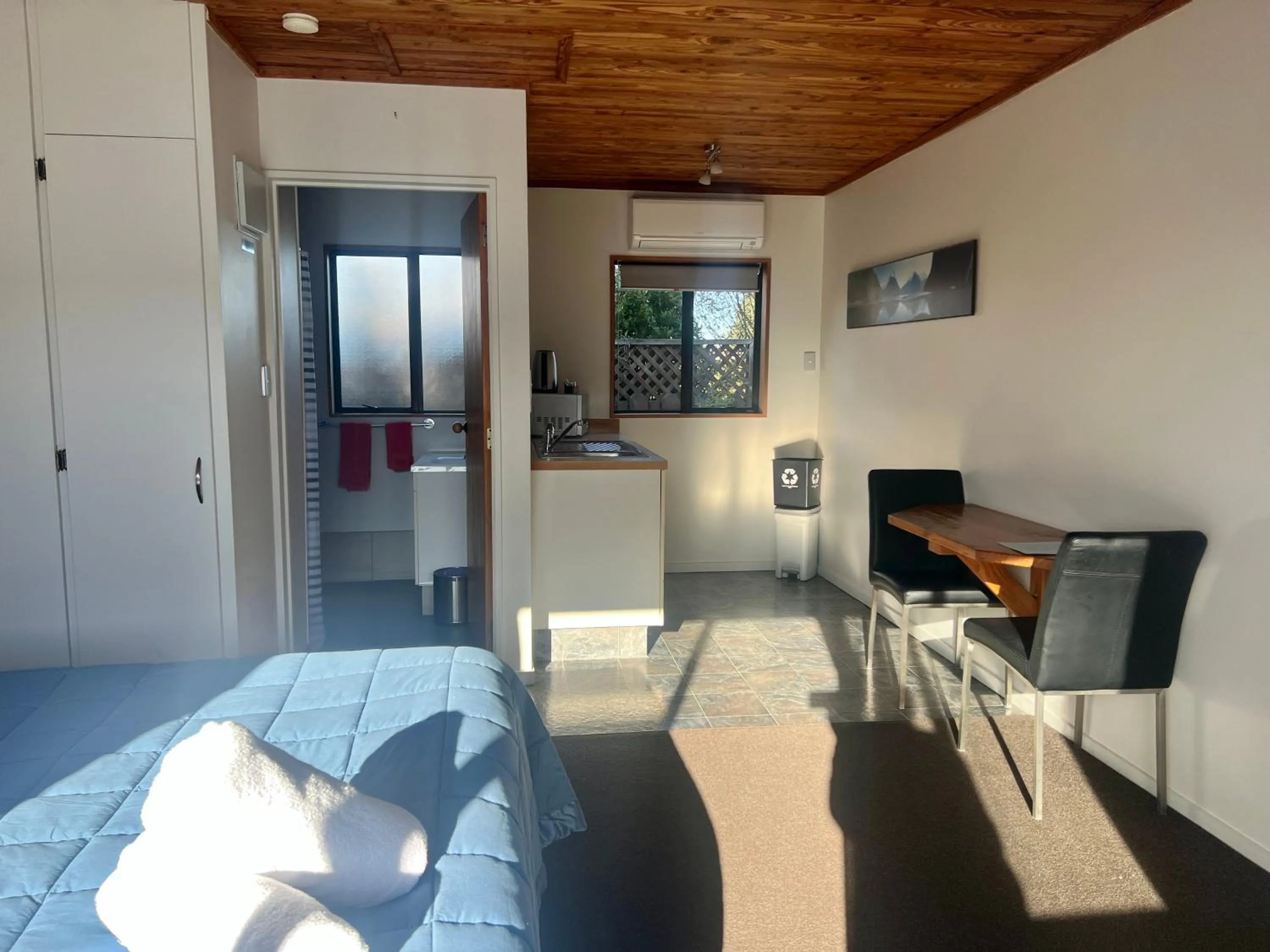 Kitchen or kitchenette in Pinewood Motels