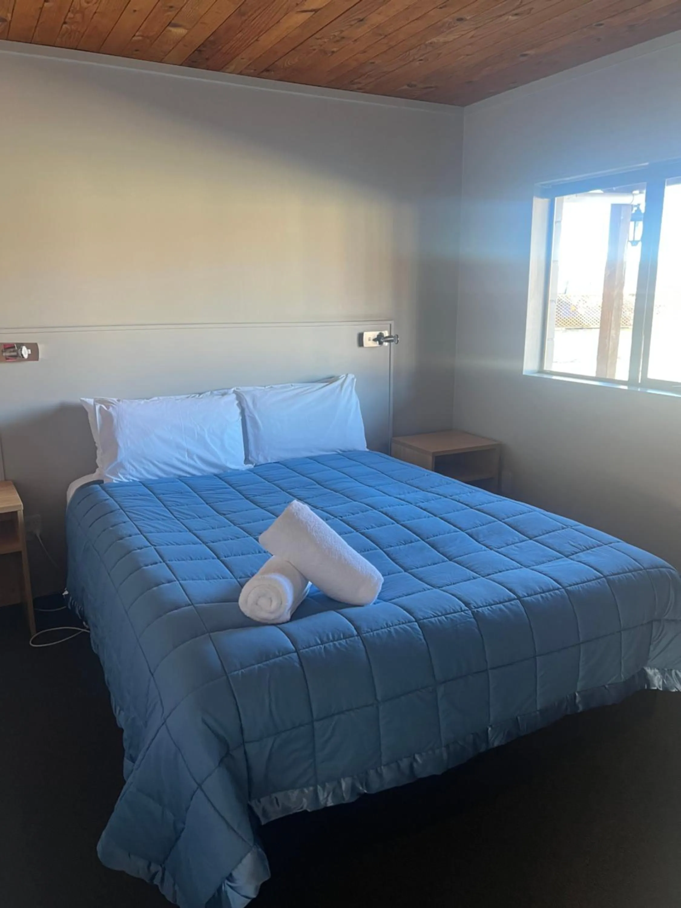 Bed in Pinewood Motels