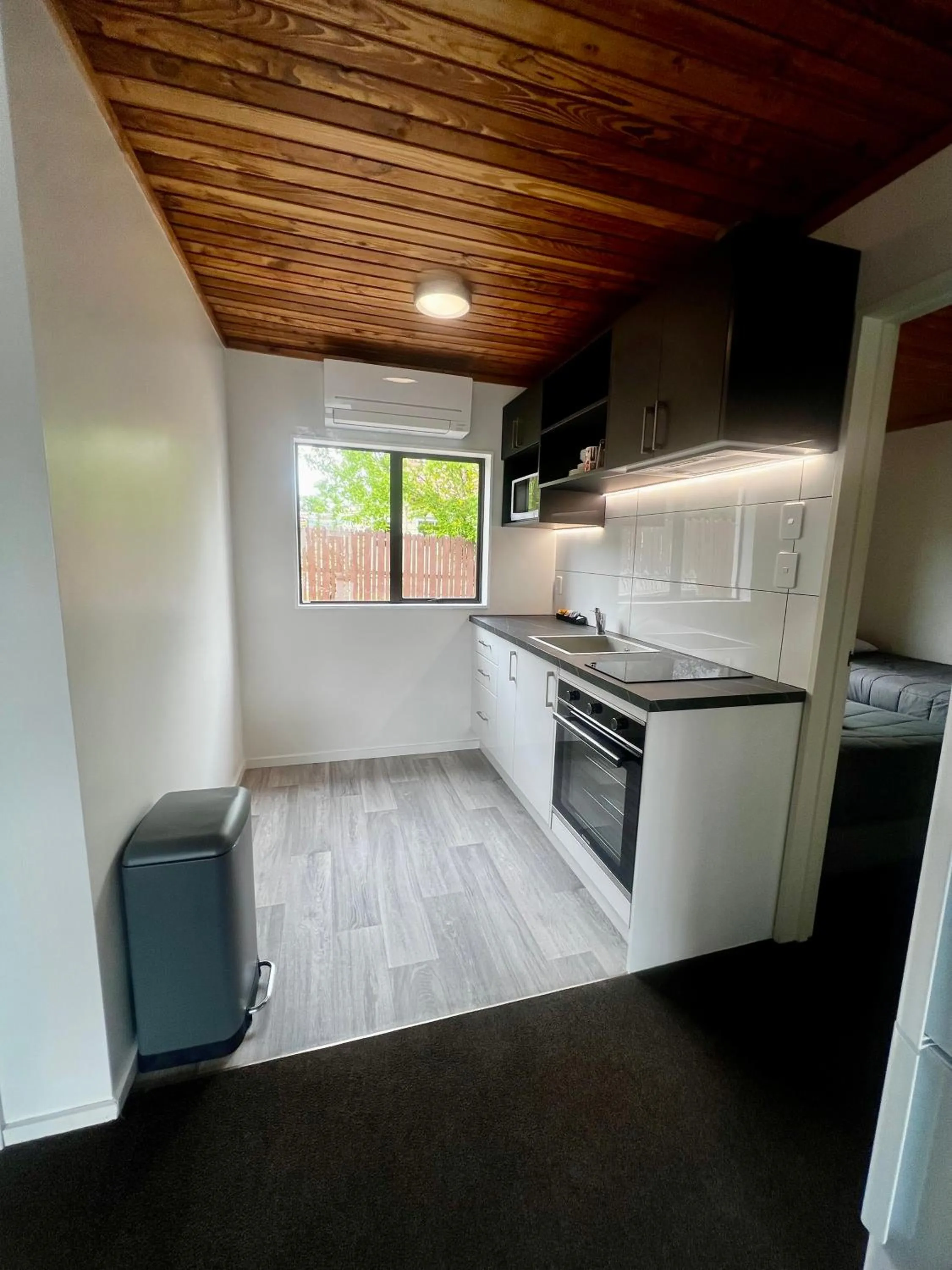 Kitchen or kitchenette in Pinewood Motels