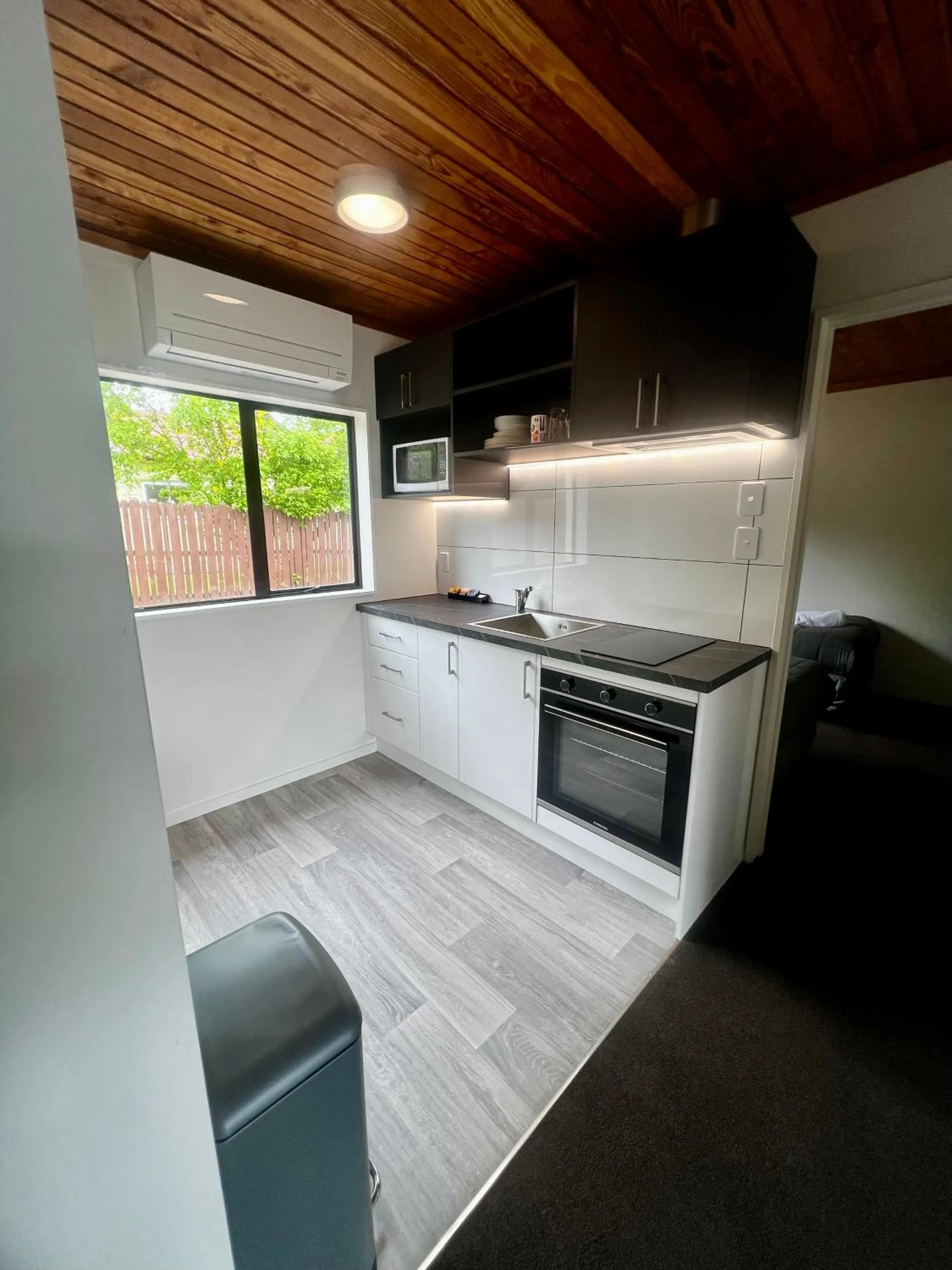 Kitchen or kitchenette in Pinewood Motels