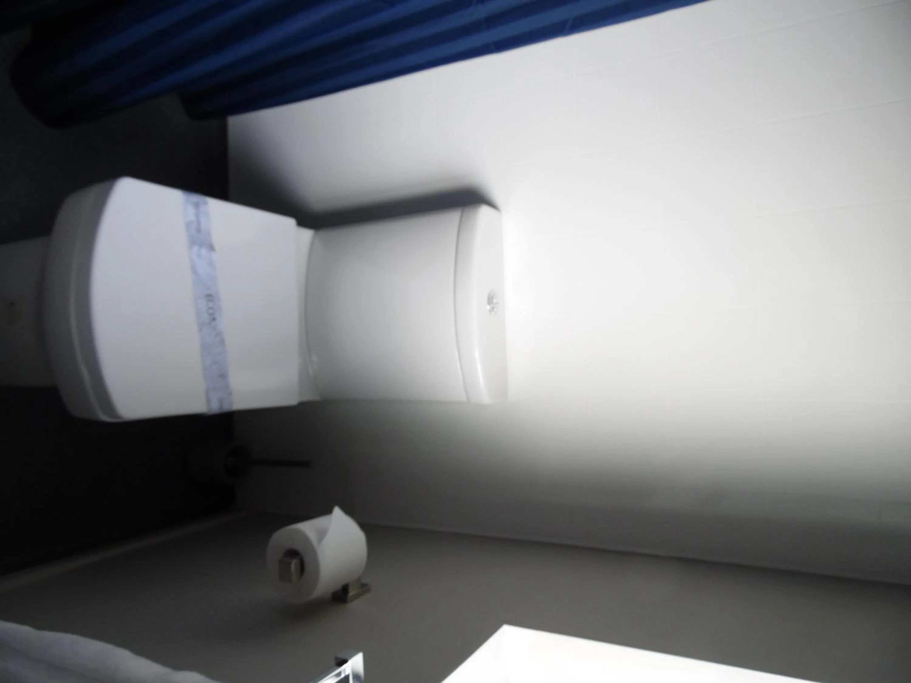 Bathroom, Bed in Pinewood Motels