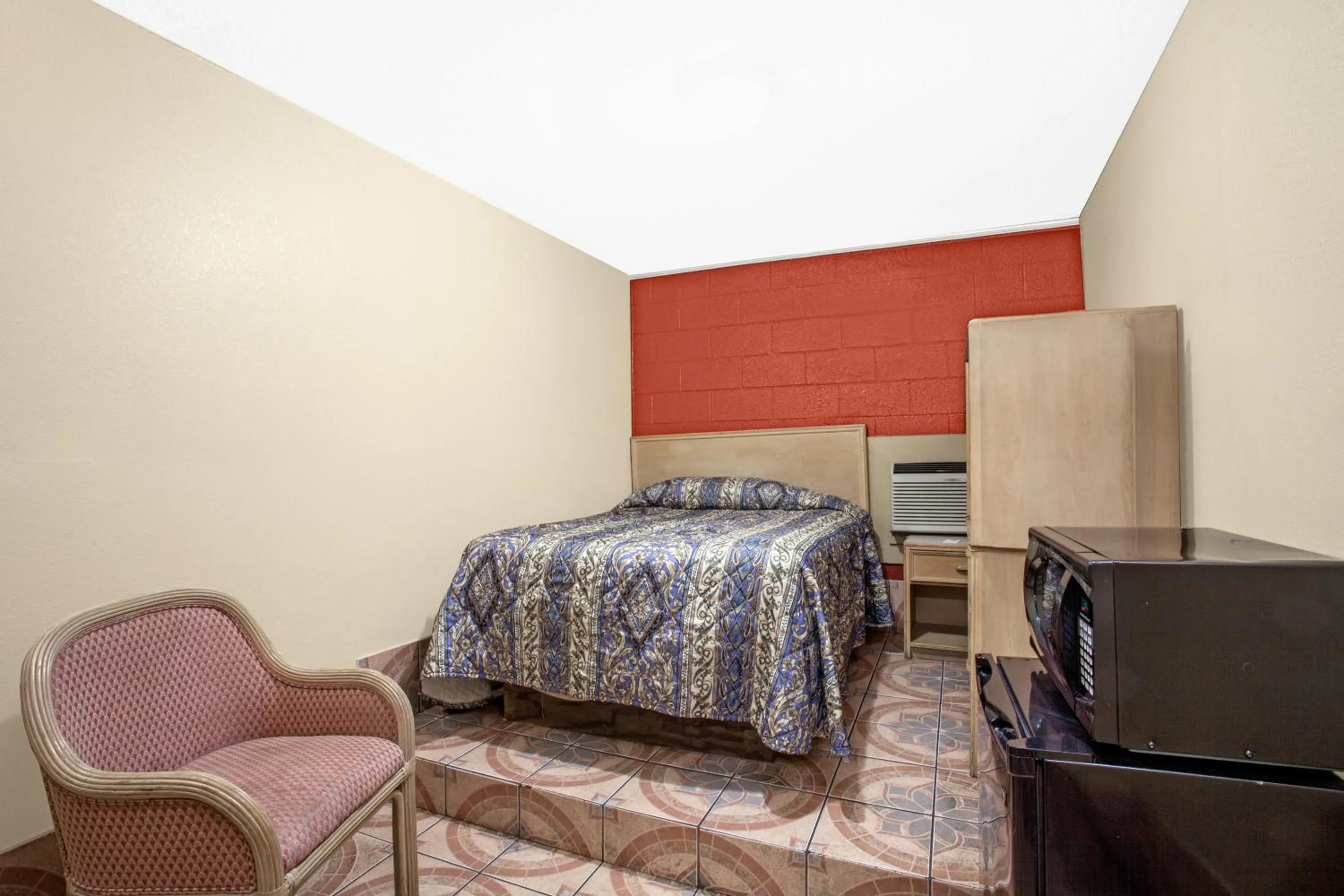 Bedroom, Bed in Knights Inn Wildersville