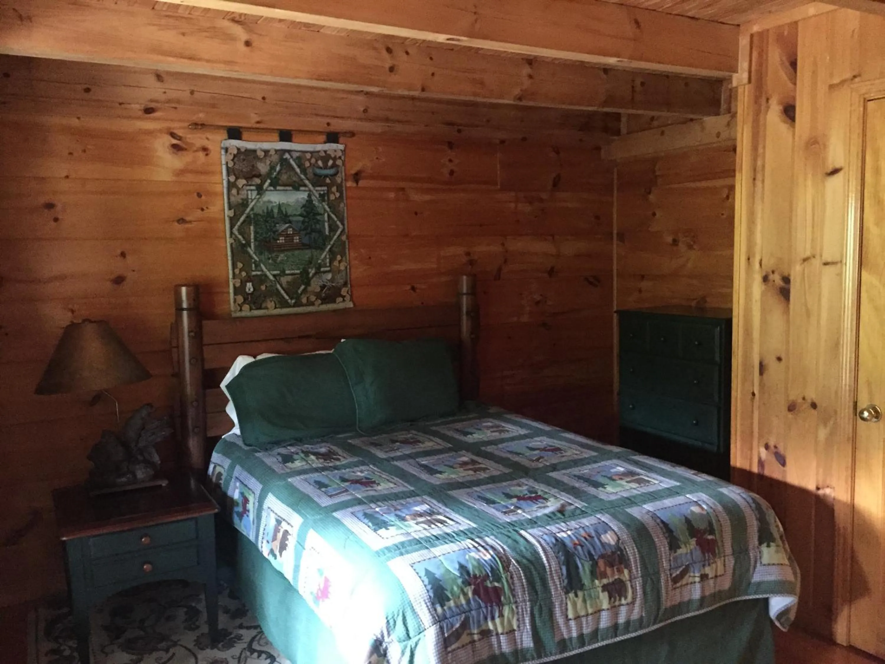 Bed in Highland Hills Motel & Cabins