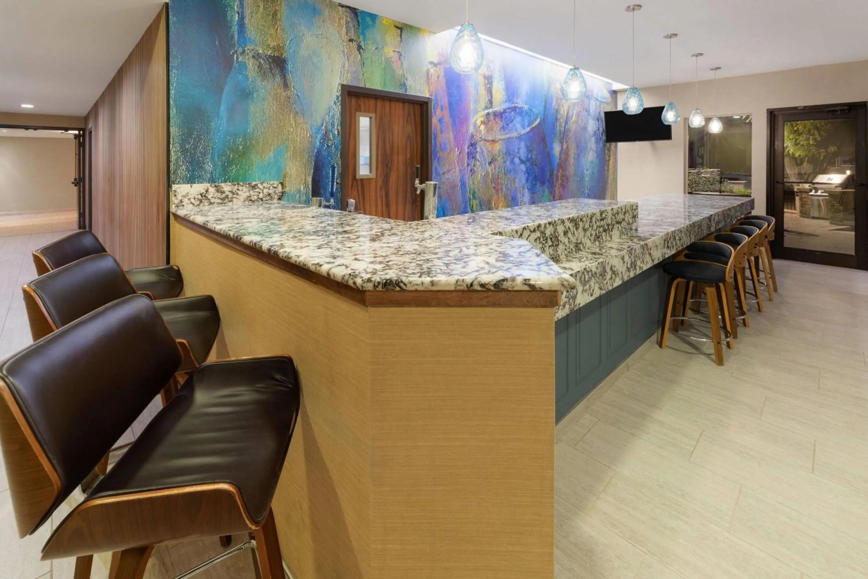 Lounge or bar in Endeavor Inn & Suites, Trademark Collection by Wyndham