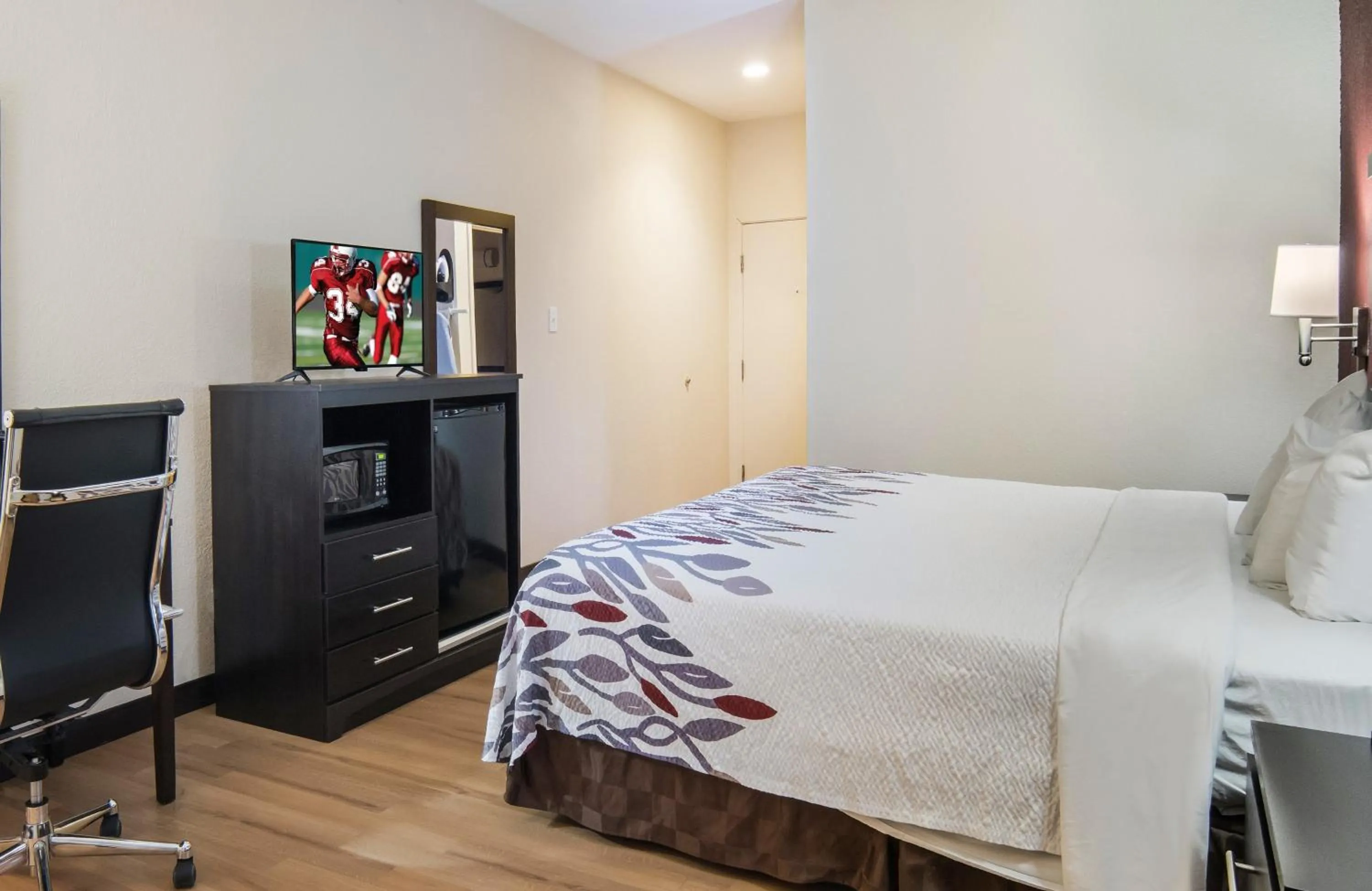 Photo of the whole room, Bed in Red Roof Inn Binghamton North