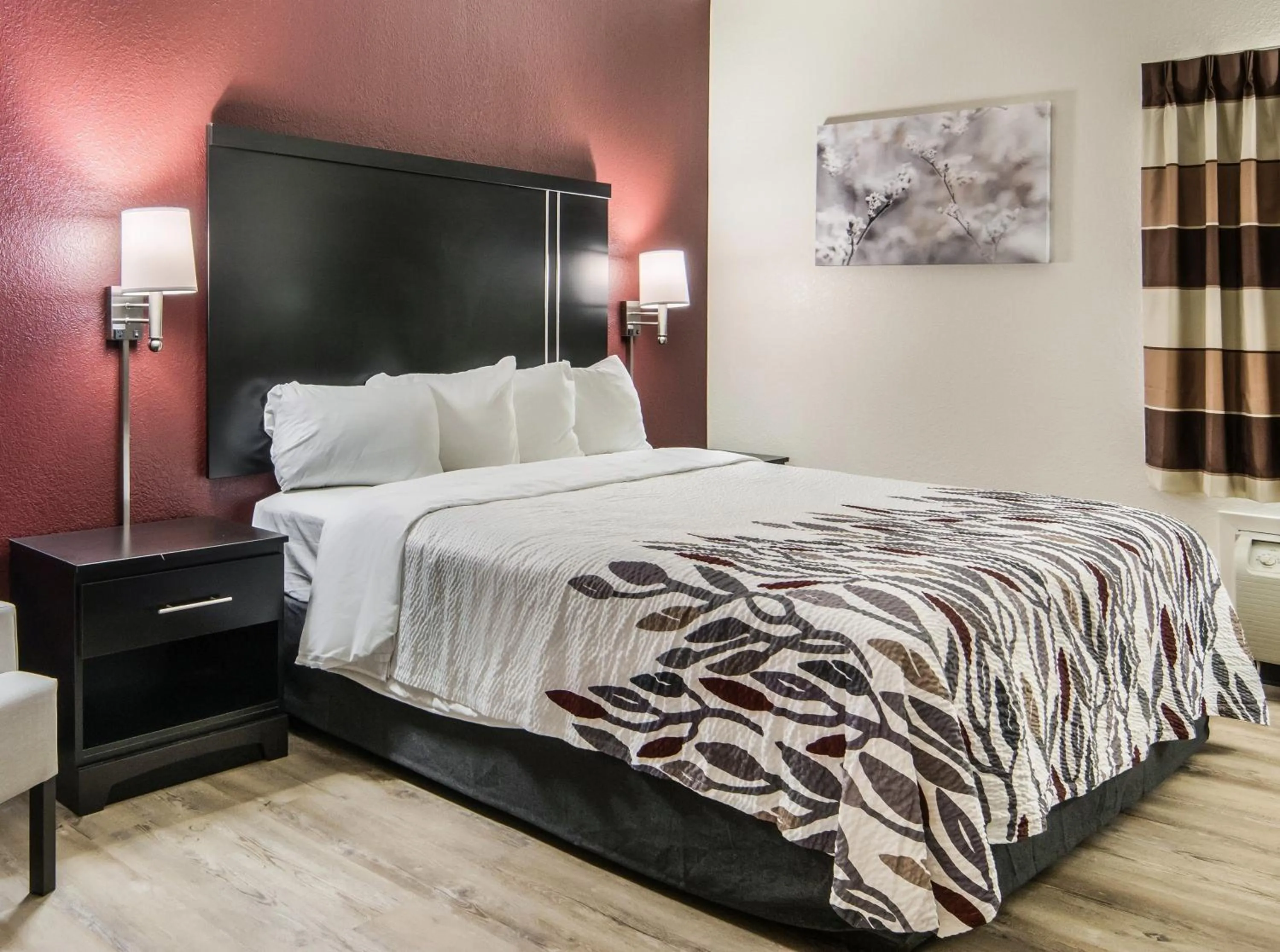 Photo of the whole room, Bed in Red Roof Inn Binghamton North