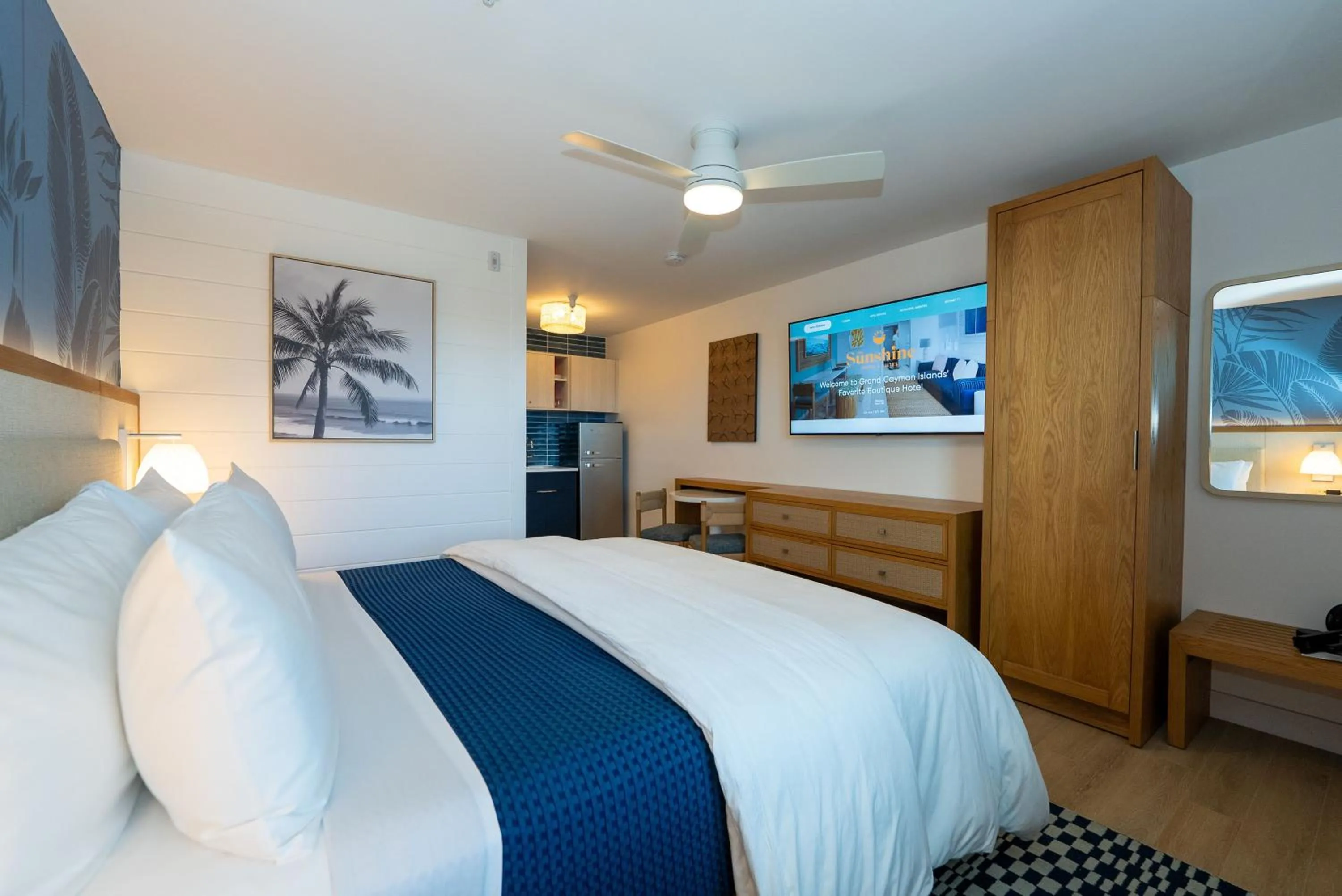 Photo of the whole room, Bed in Sunshine Suites Resort