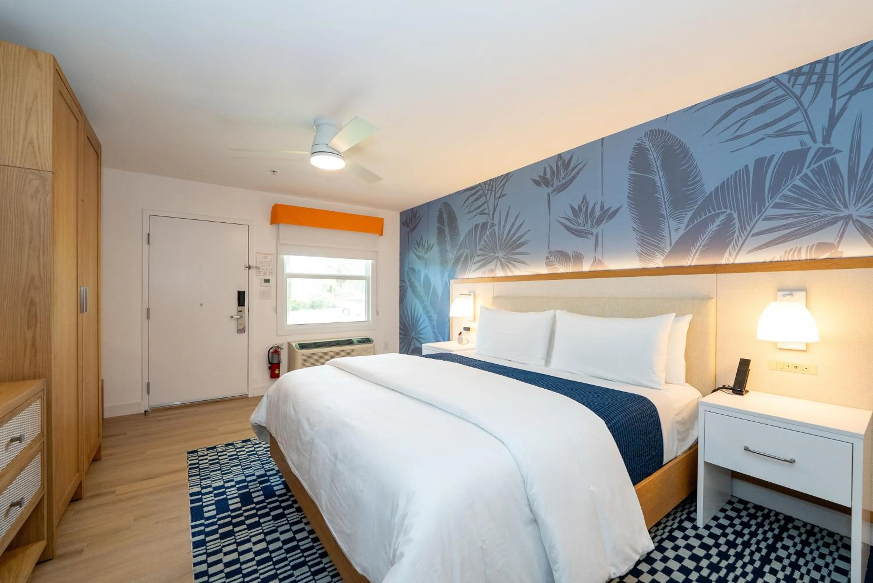 Photo of the whole room, Bed in Sunshine Suites Resort