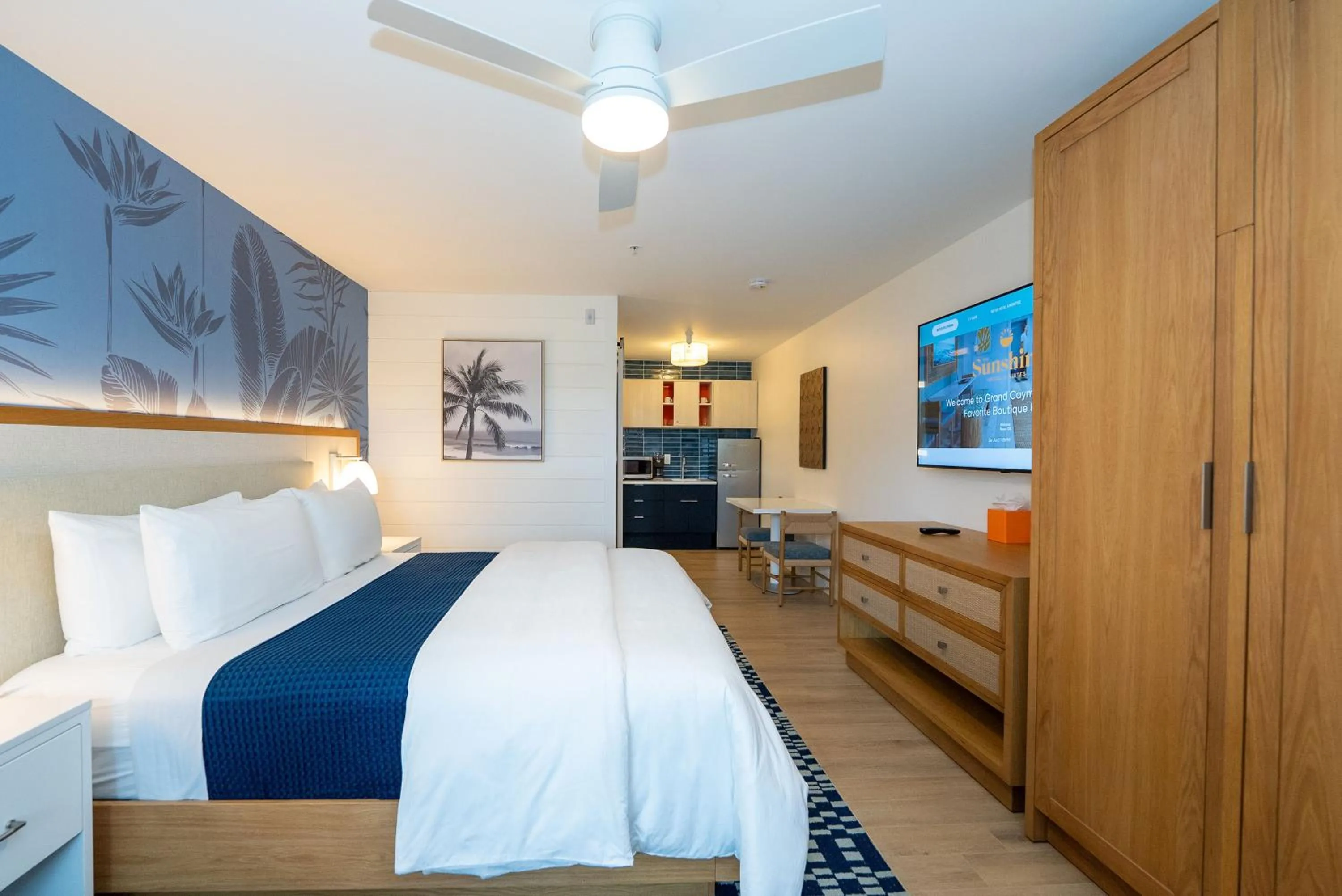 Photo of the whole room, Bed in Sunshine Suites Resort