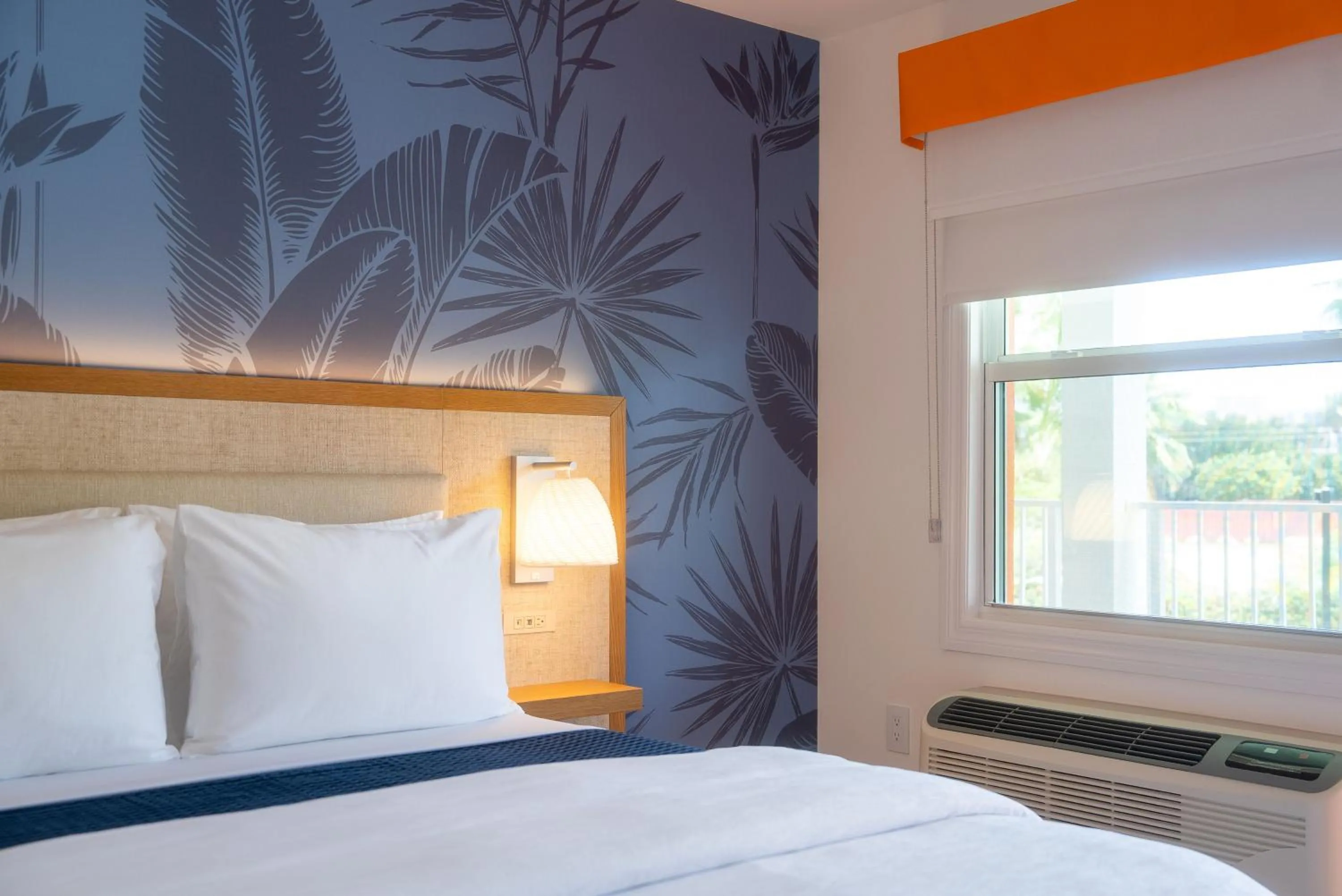 Bedroom, Bed in Sunshine Suites Resort