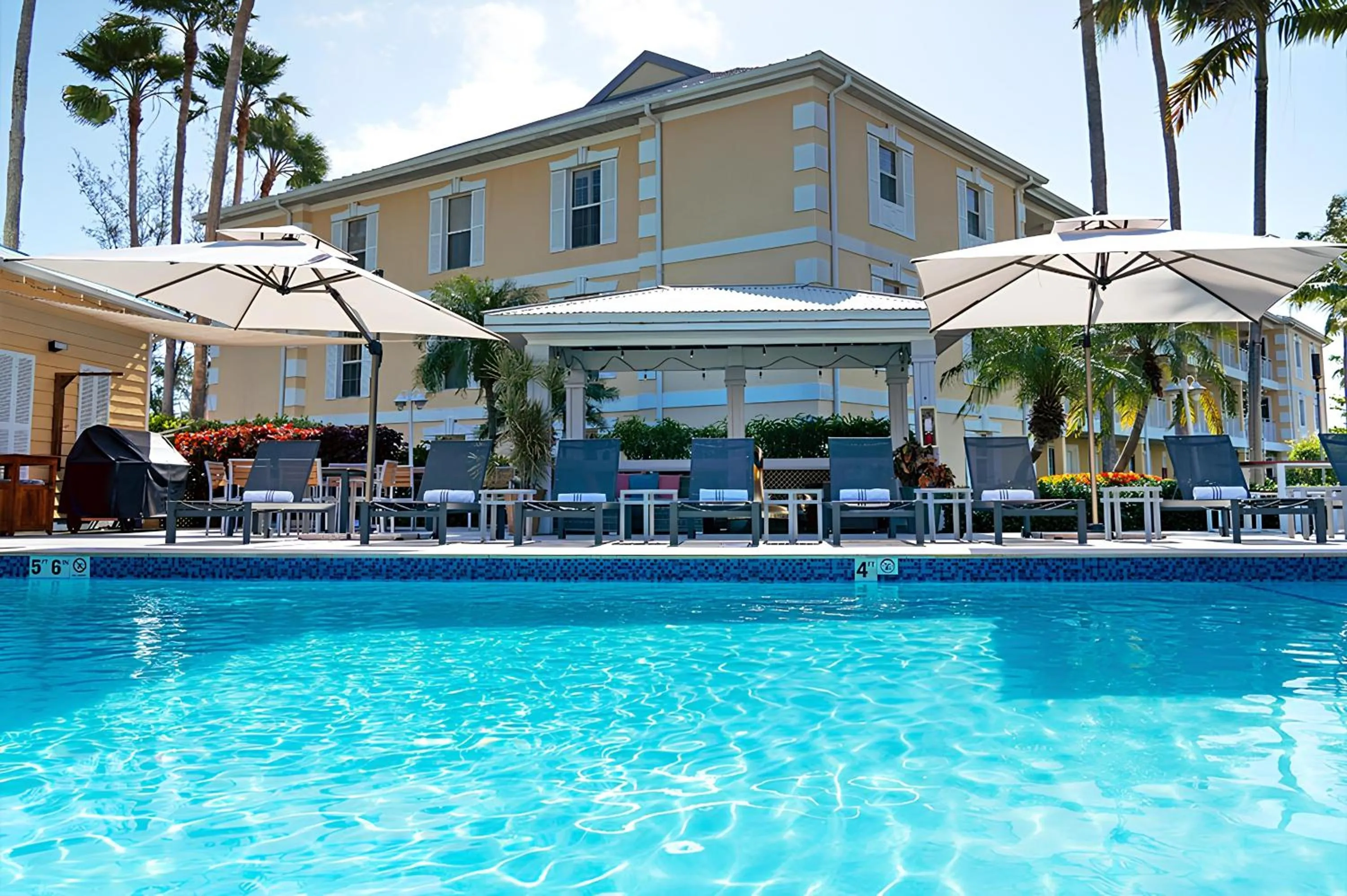Swimming pool in Sunshine Suites Resort