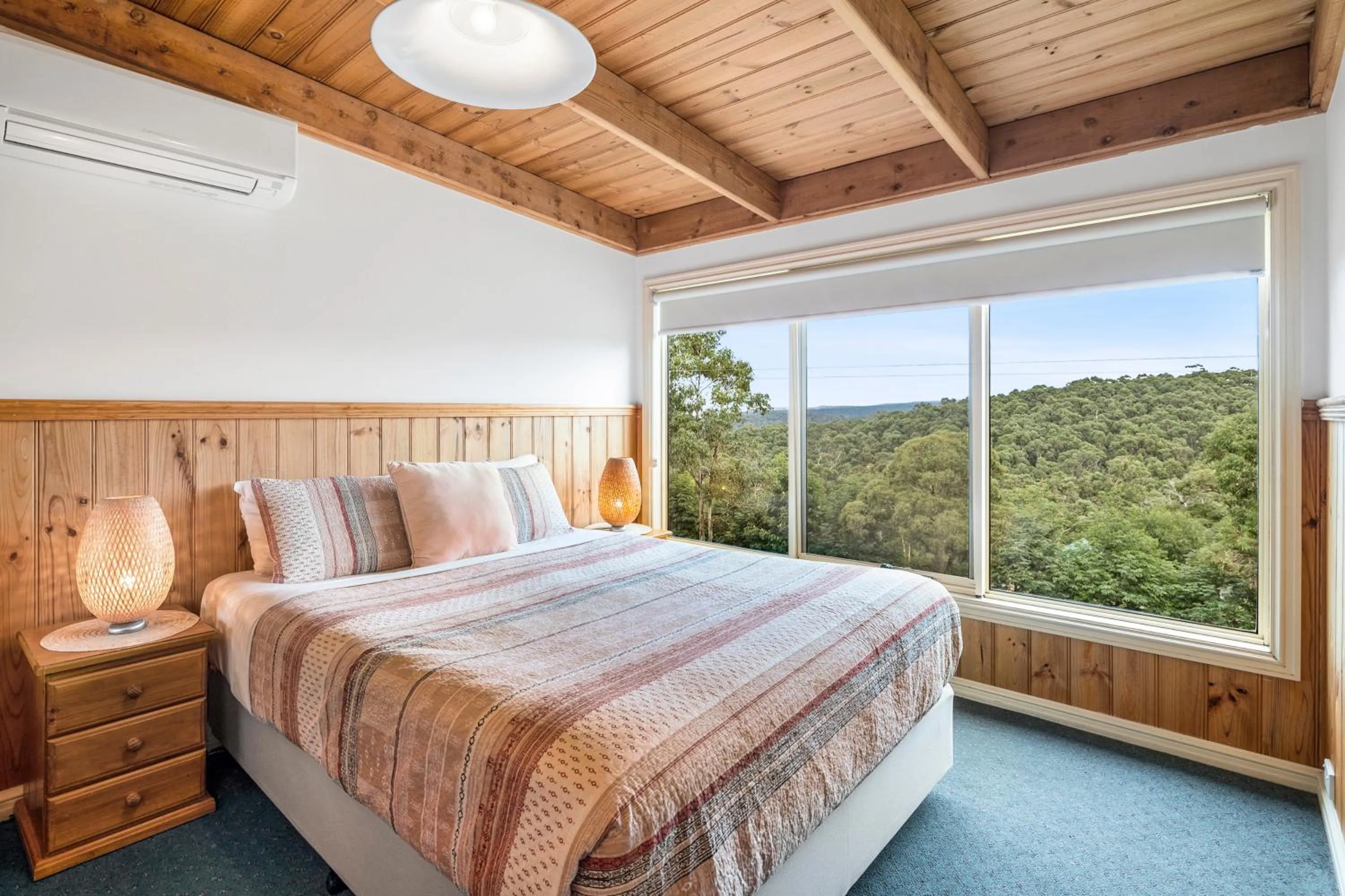 Bed in Lorne Bush House Cottages & Eco Retreats