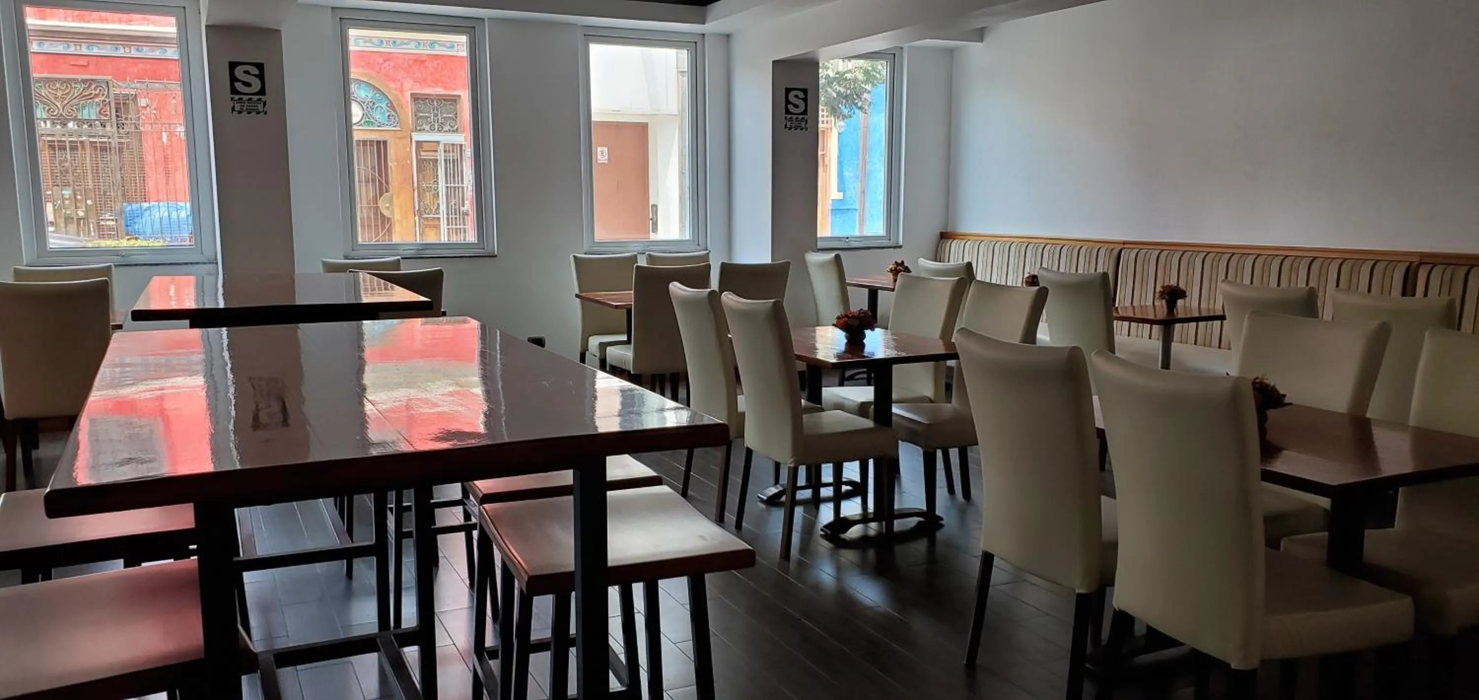 Restaurant/places to eat in La Luna Inn