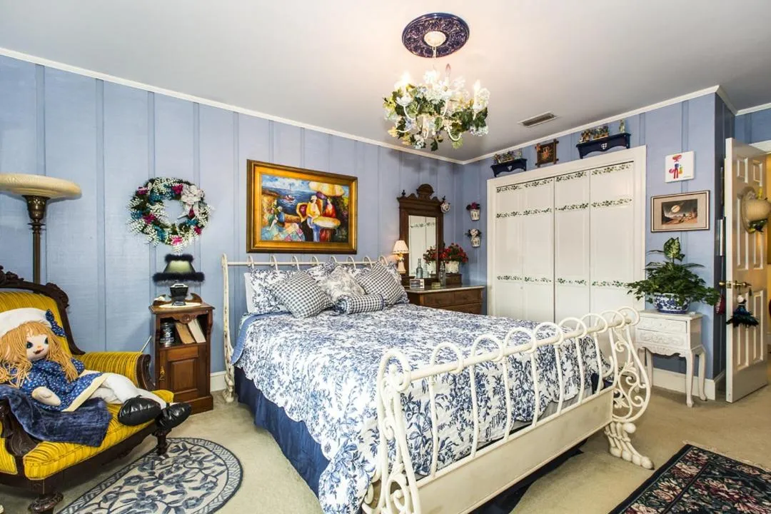 Bed in Matthews Manor Bed & Breakfast