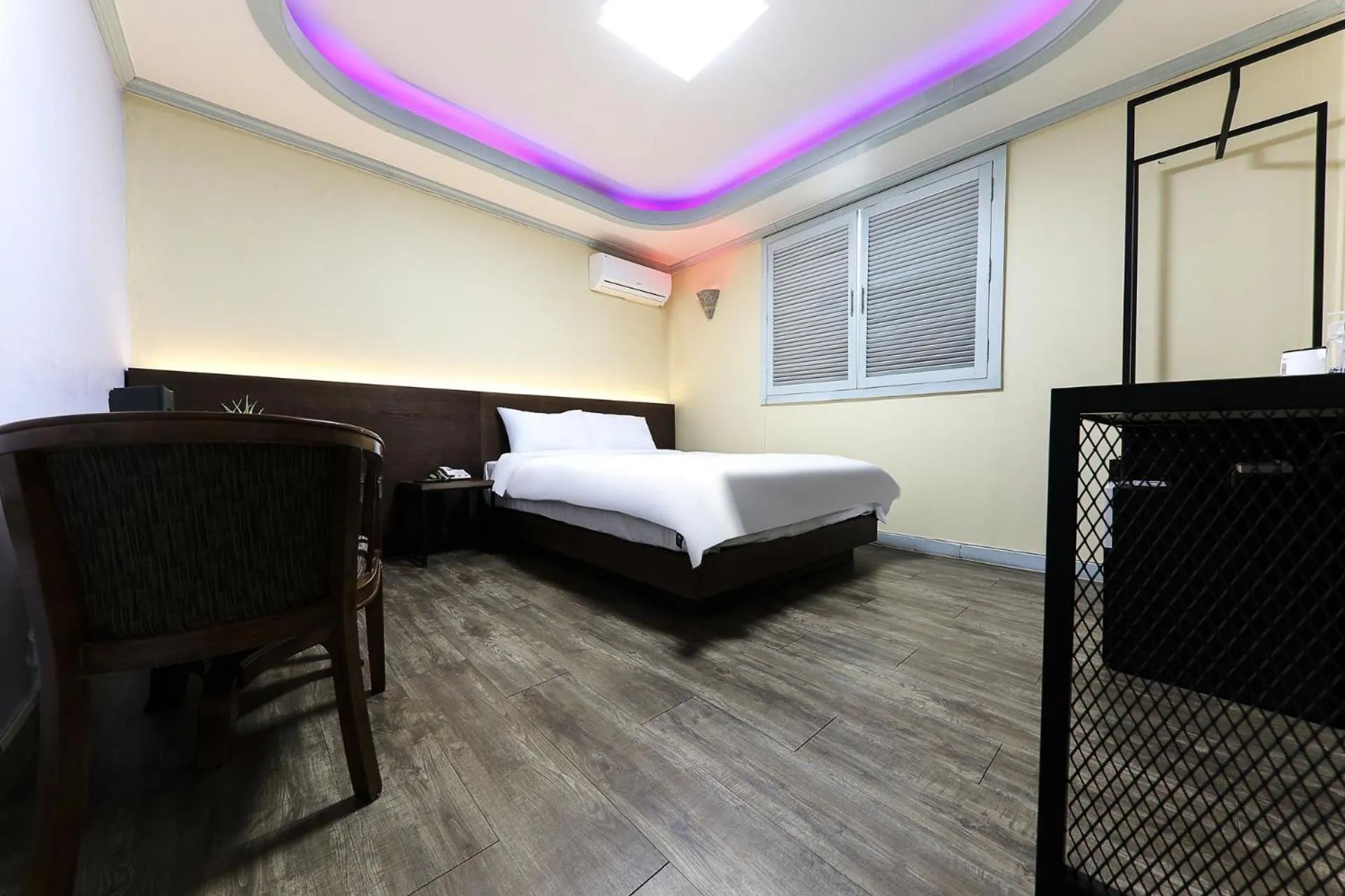 Photo of the whole room, Bed in Raemian