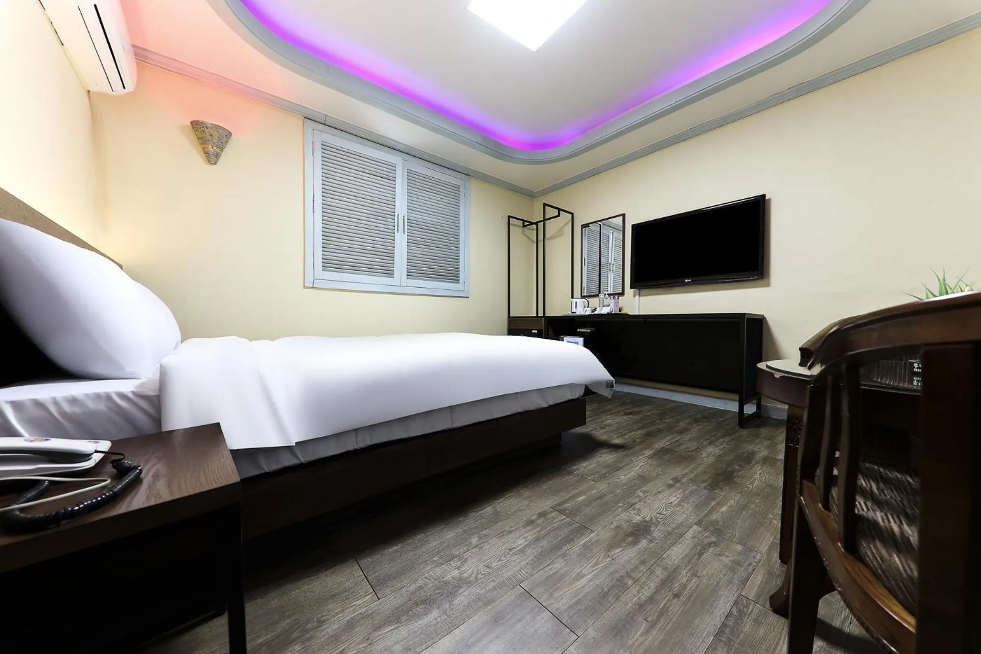 Photo of the whole room, Bed in Raemian