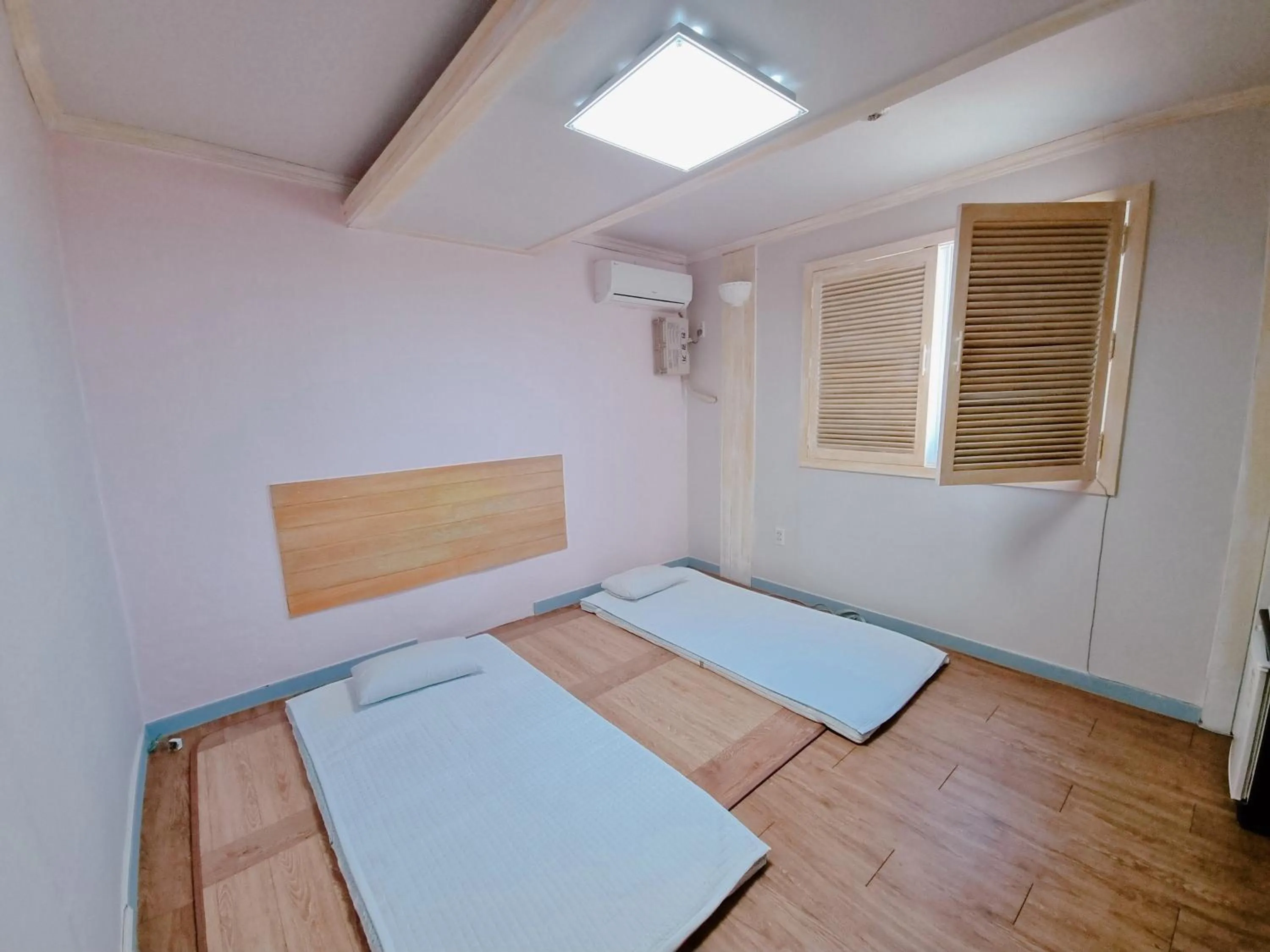 Photo of the whole room, Bed in Raemian