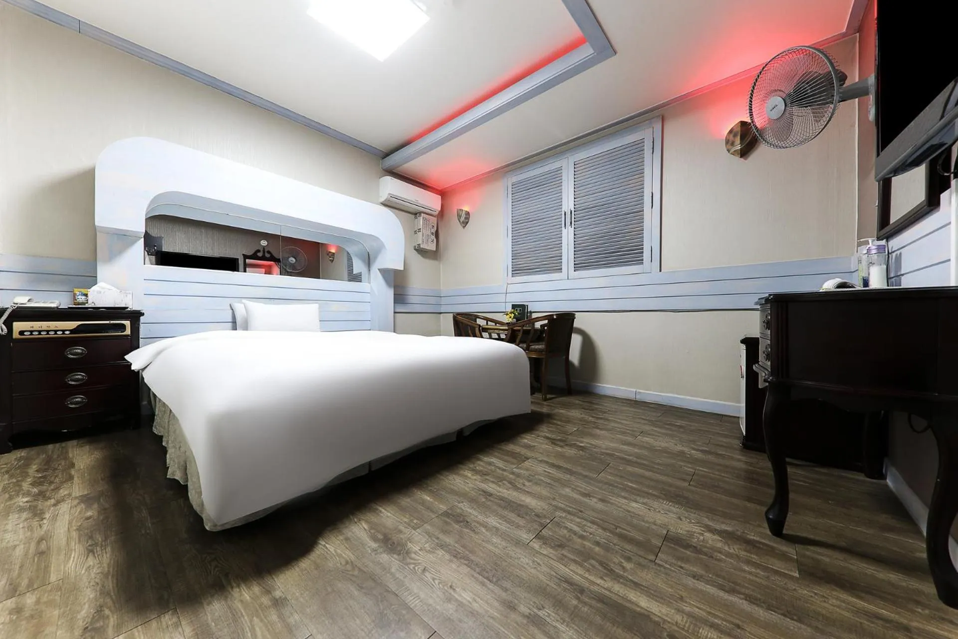 Photo of the whole room, Bed in Raemian