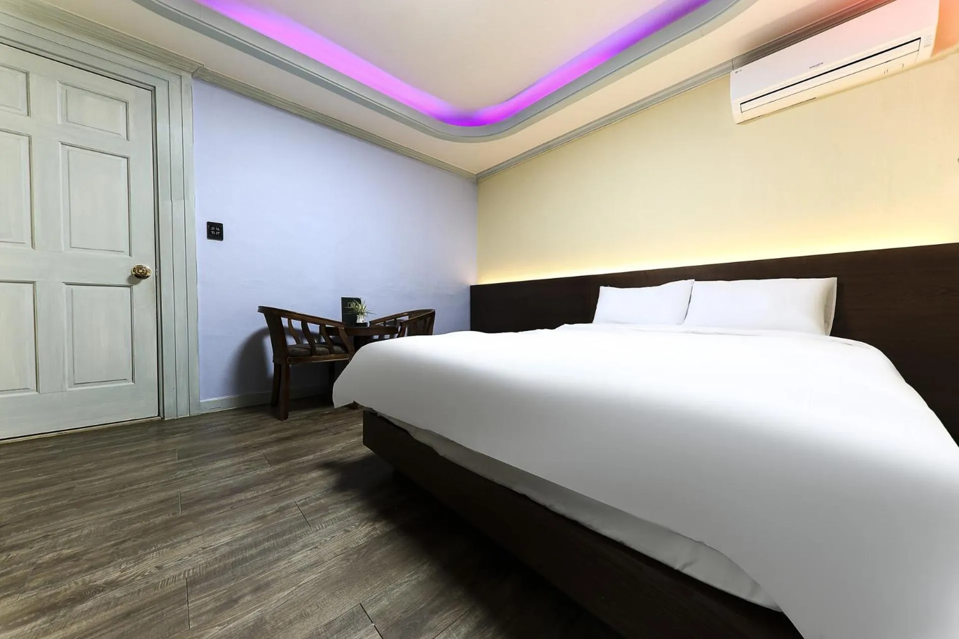 Photo of the whole room, Bed in Raemian