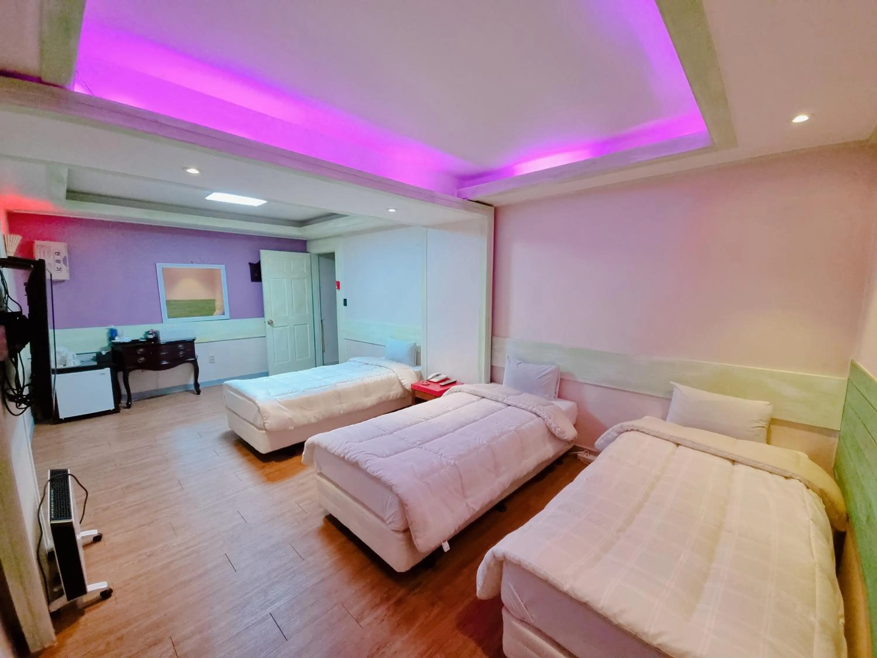 Photo of the whole room, Bed in Raemian