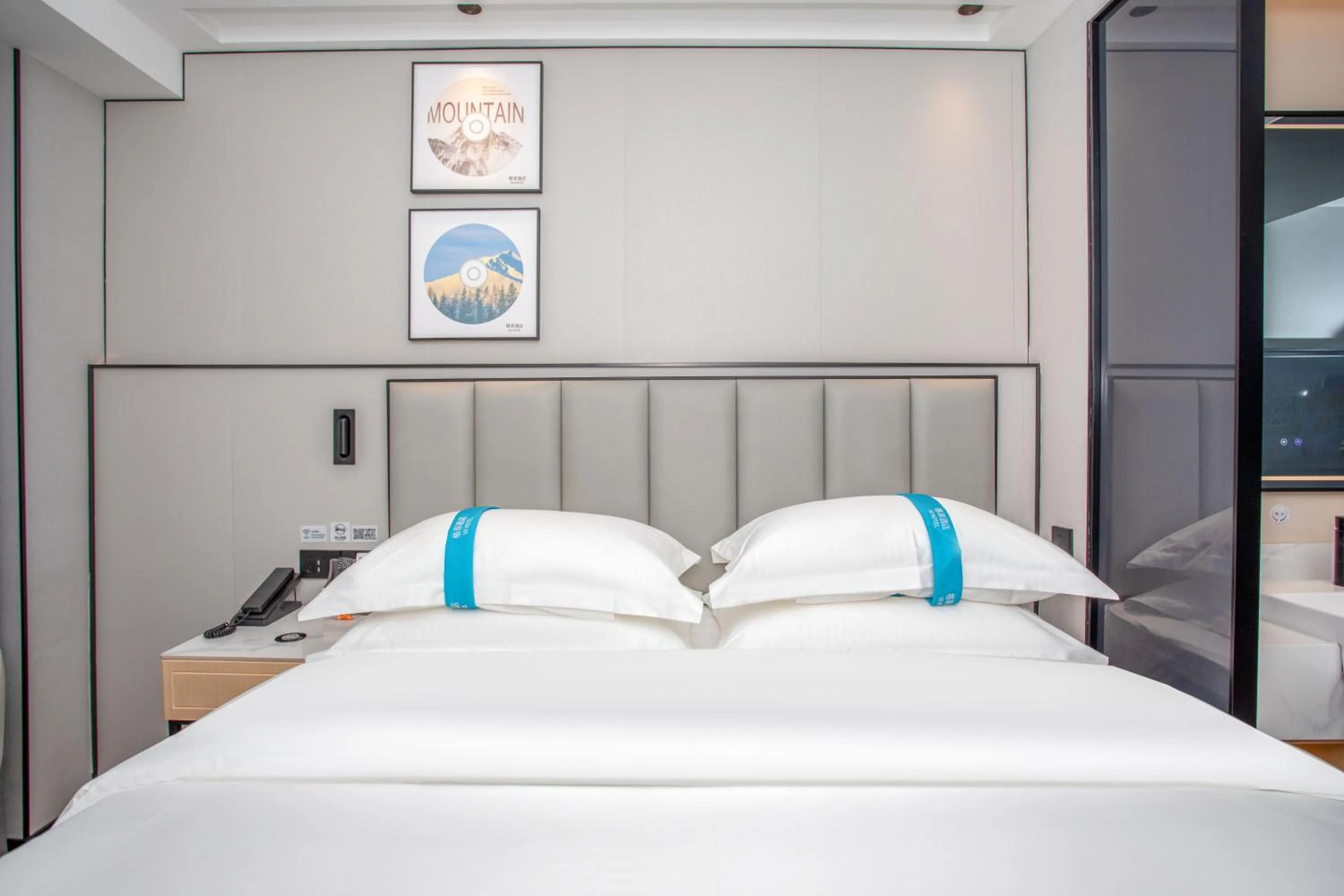 Bed in VX Hotel Shanghai Yixian Road Dabaishu