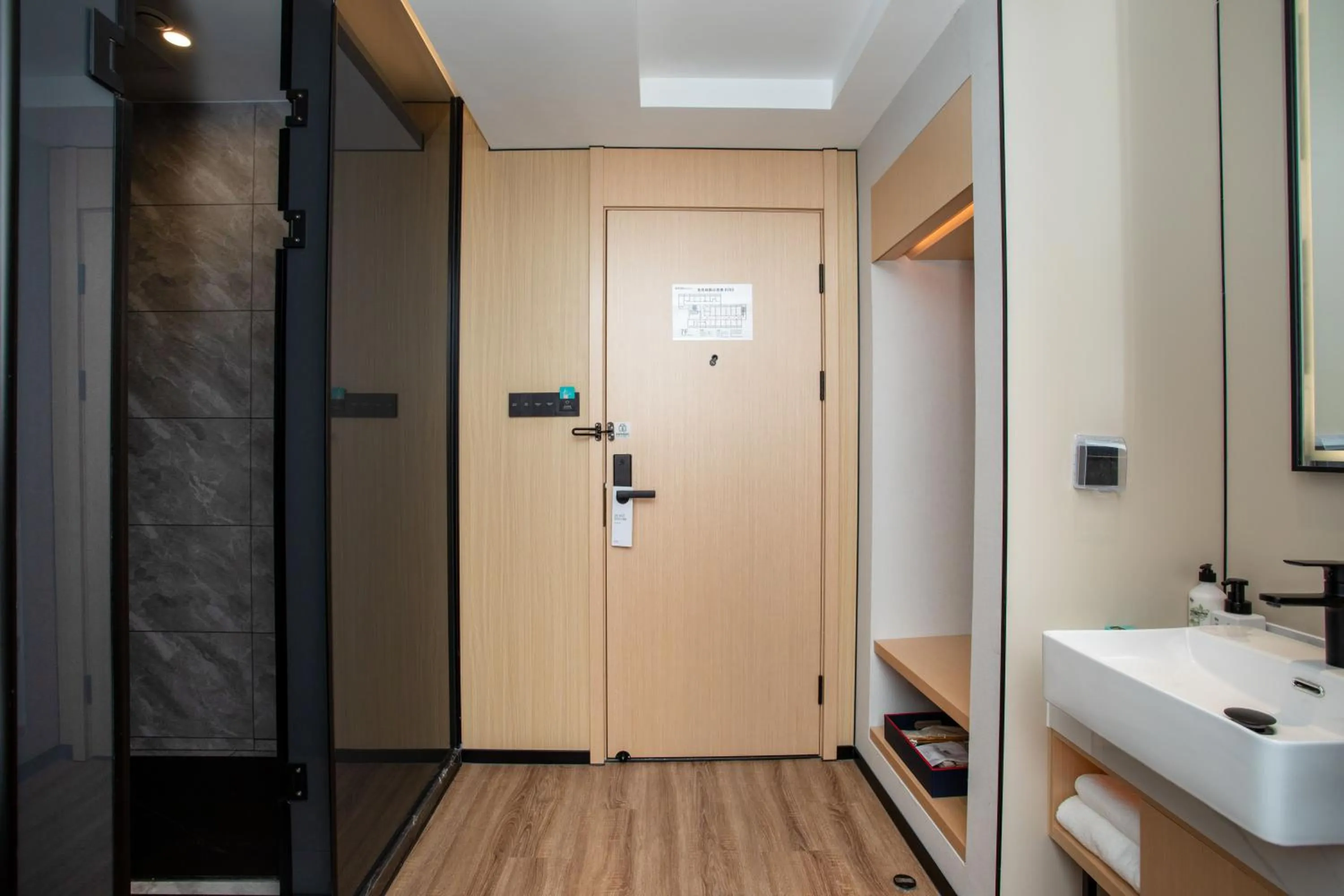 wardrobe in VX Hotel Shanghai Yixian Road Dabaishu