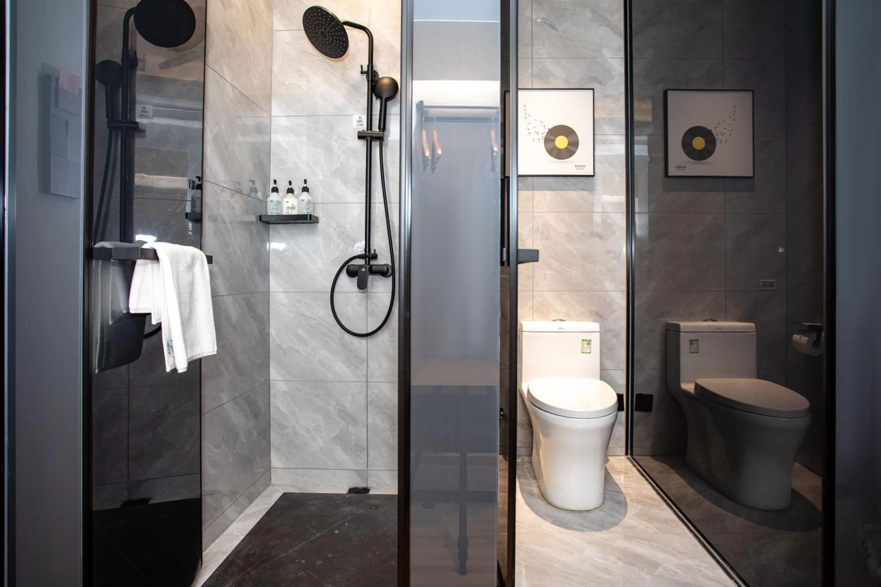 Shower in VX Hotel Shanghai Yixian Road Dabaishu