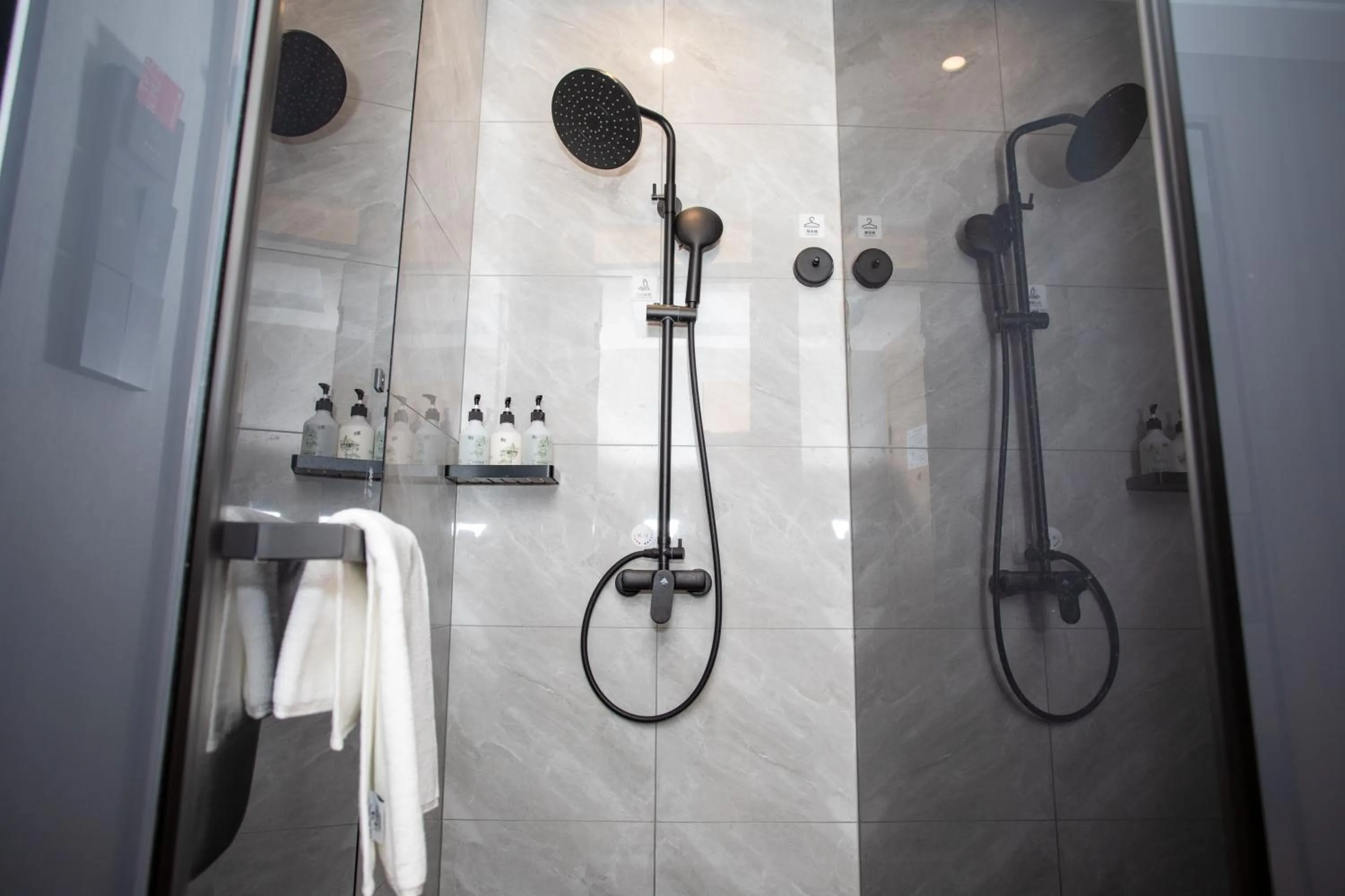Shower in VX Hotel Shanghai Yixian Road Dabaishu