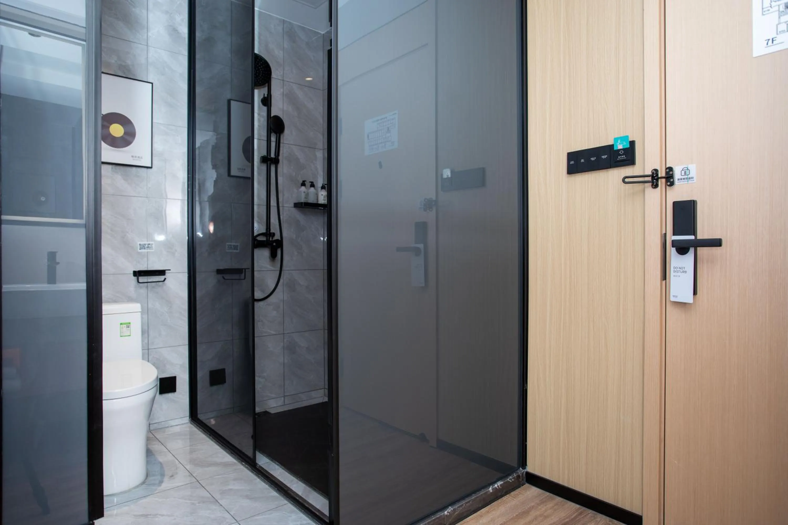 Shower in VX Hotel Shanghai Yixian Road Dabaishu