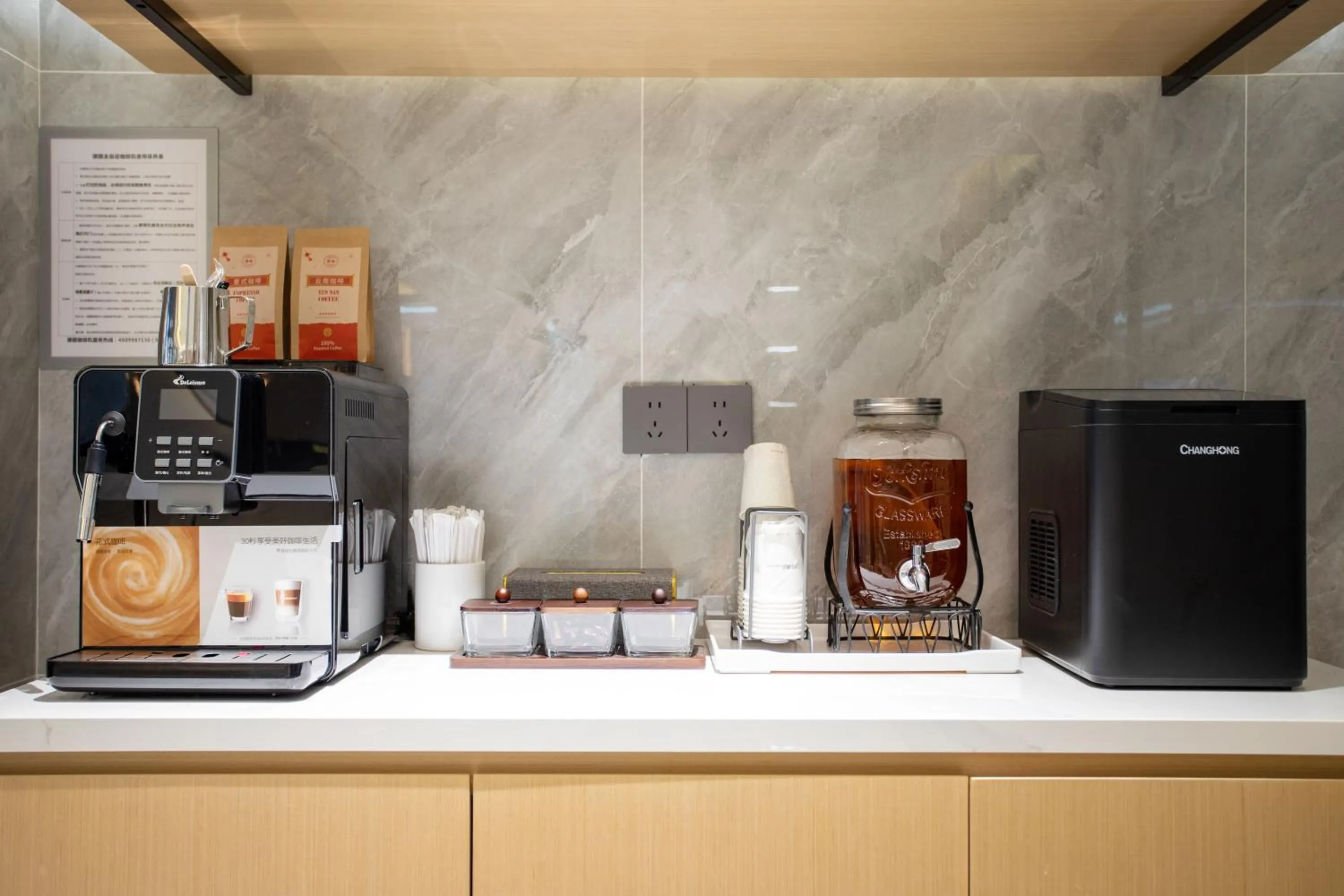 Coffee/tea facilities in VX Hotel Shanghai Yixian Road Dabaishu