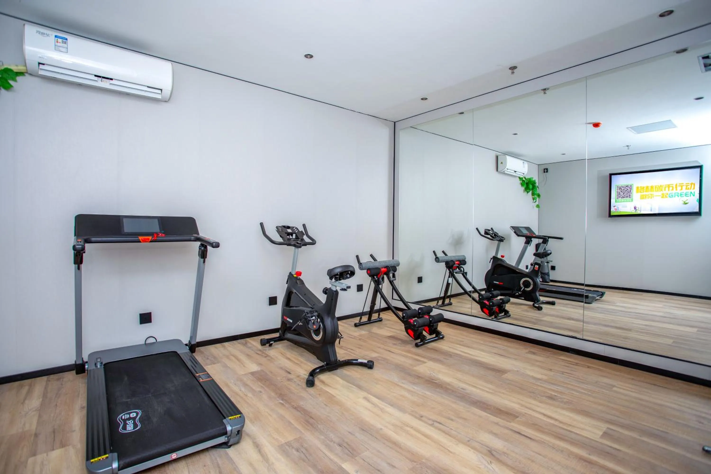 Fitness centre/facilities in VX Hotel Shanghai Yixian Road Dabaishu