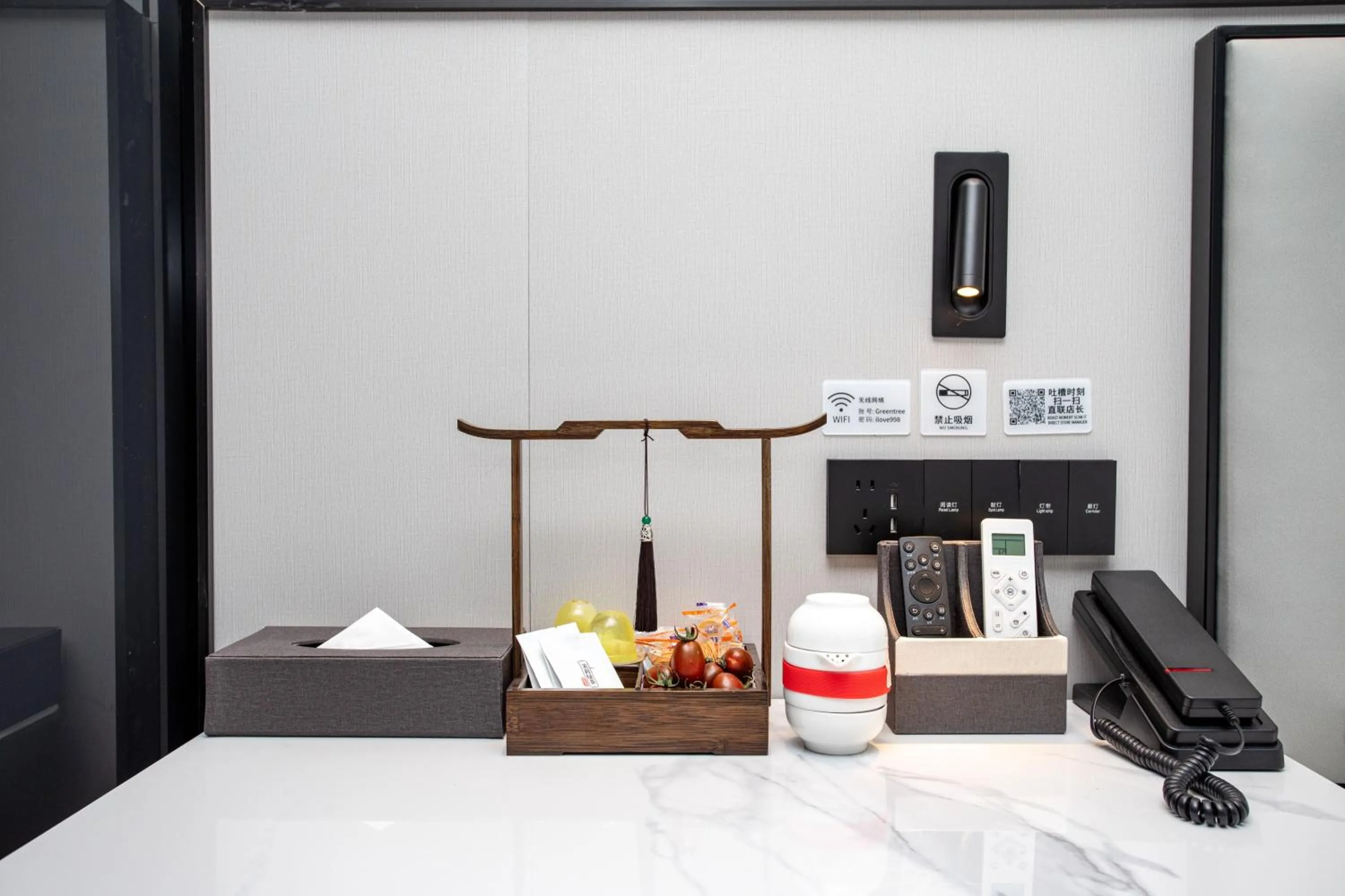 Kitchen or kitchenette, Bed in VX Hotel Shanghai Yixian Road Dabaishu