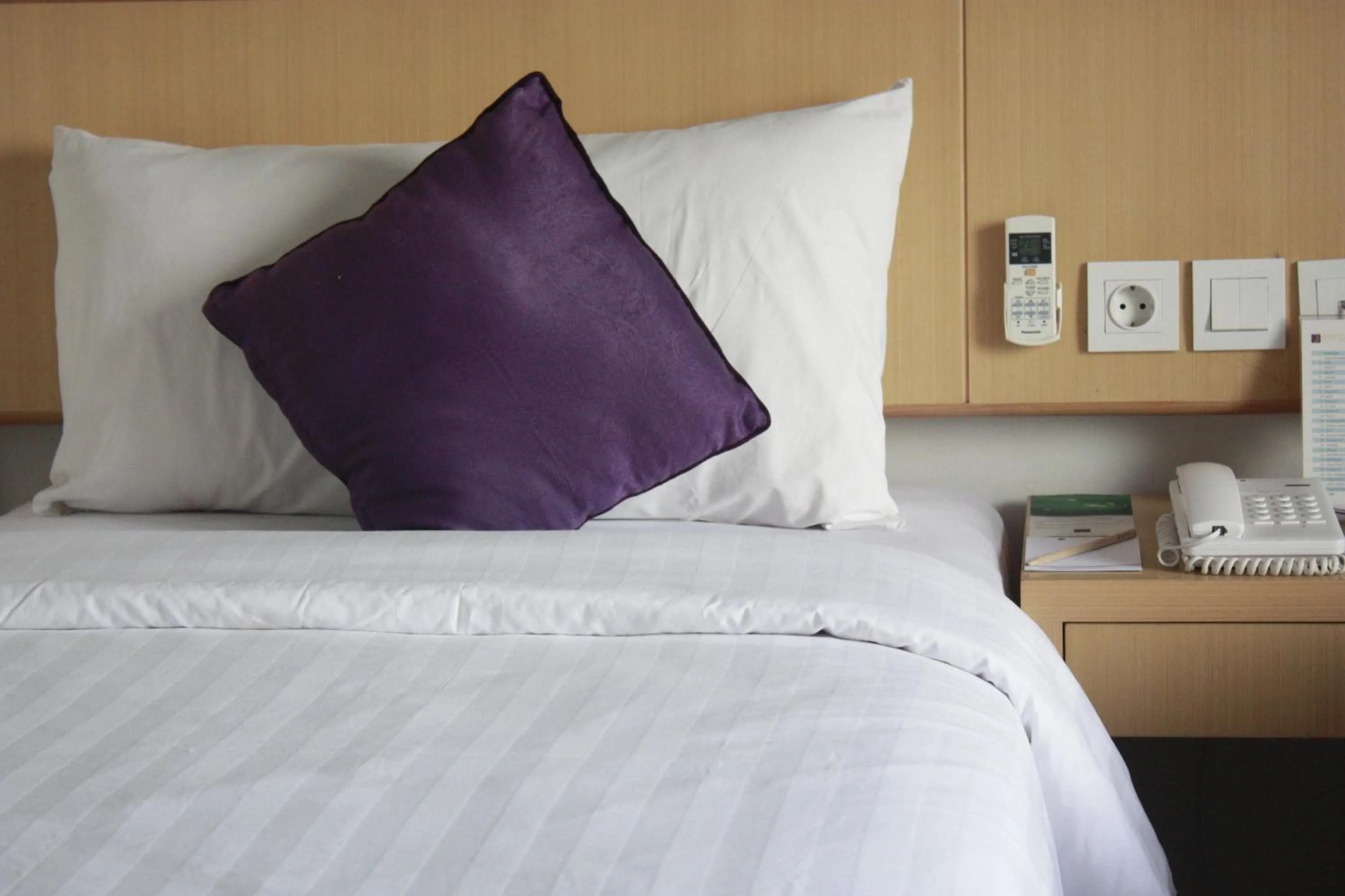 Photo of the whole room, Bed in Quest Hotel Kuta by ASTON