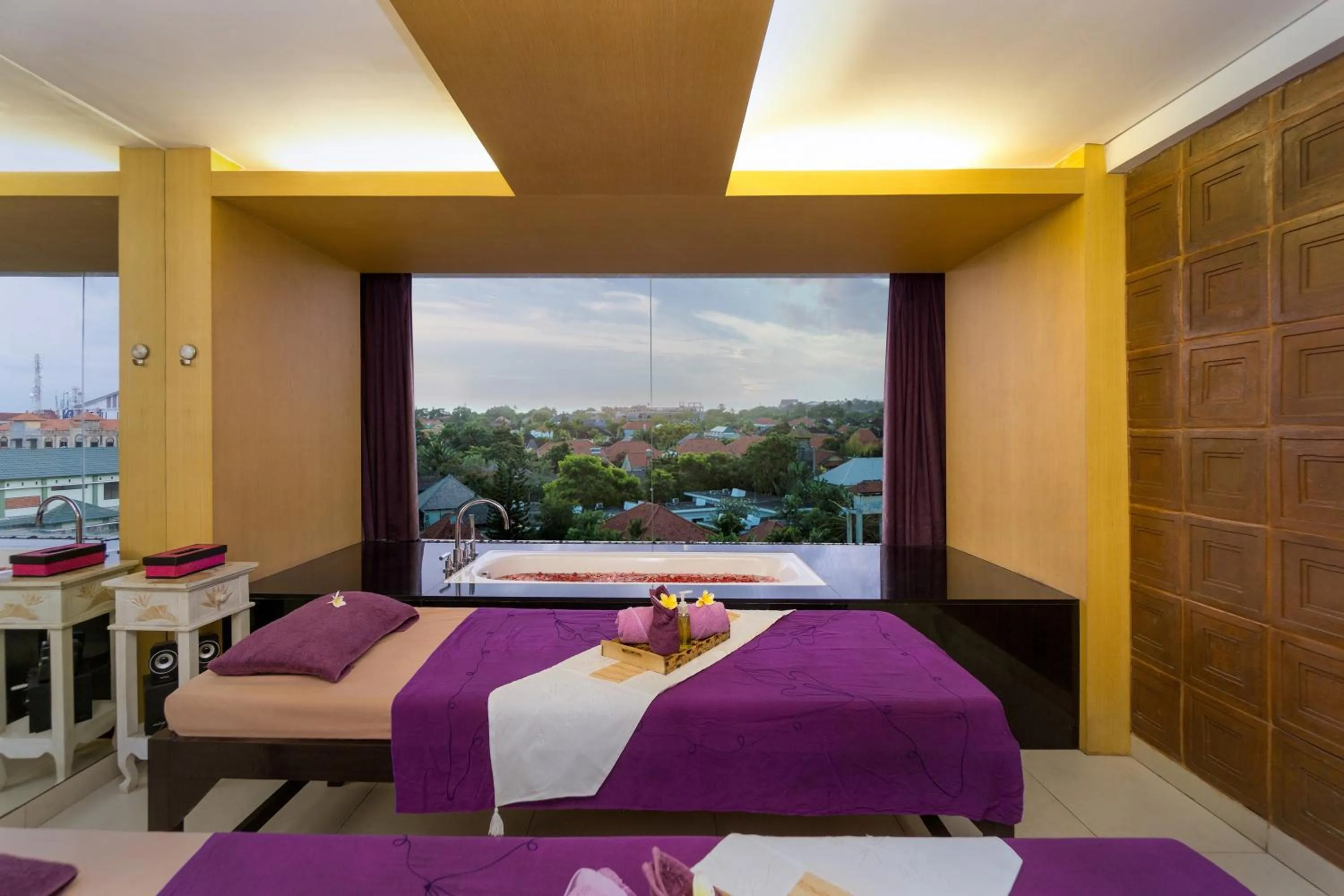 Bed in Quest Hotel Kuta by ASTON