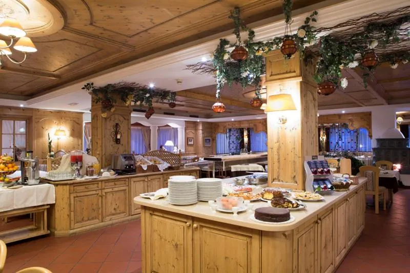 Restaurant/places to eat in Sport Hotel Majarè