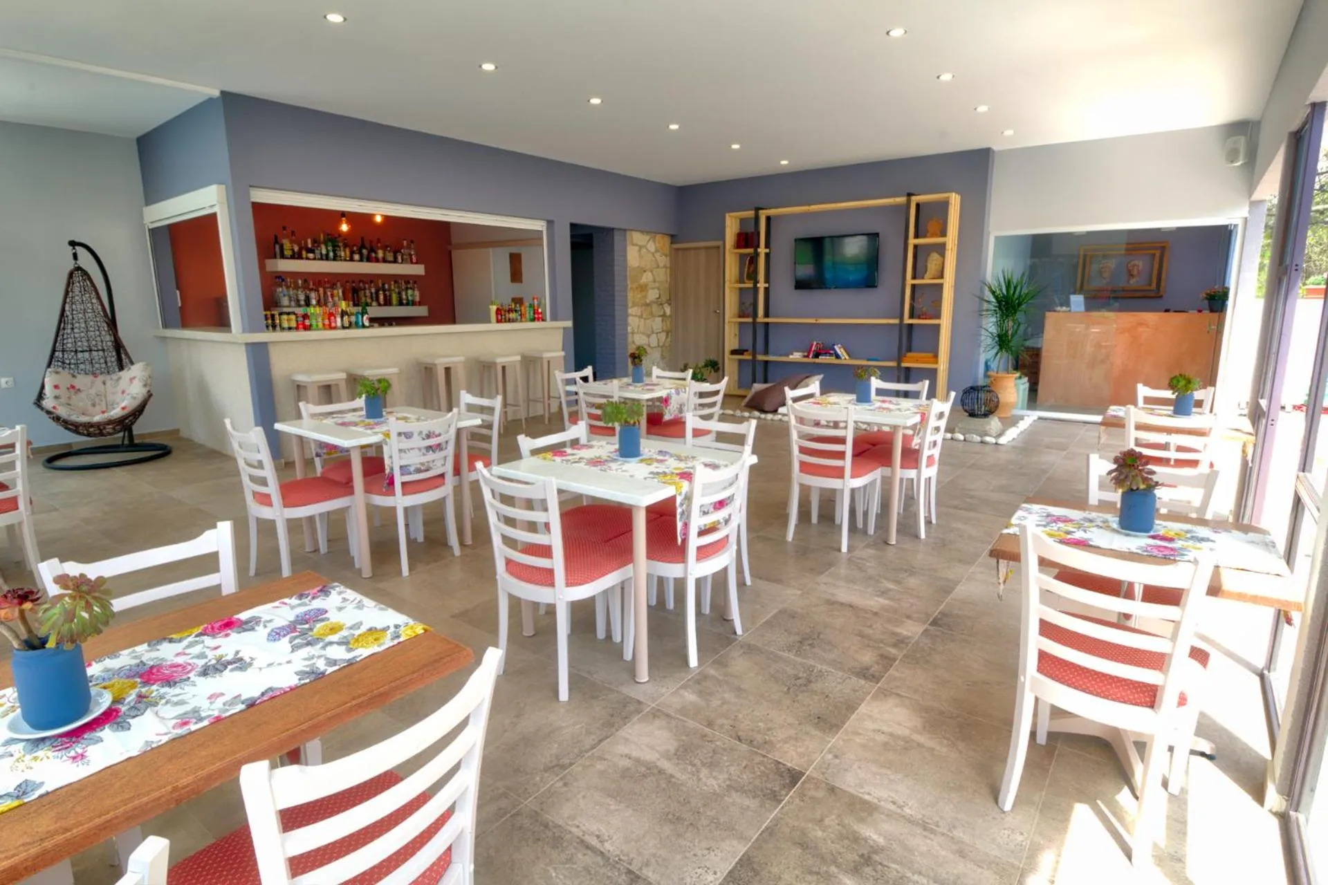 Restaurant/places to eat in Two Brothers Studios & Apts