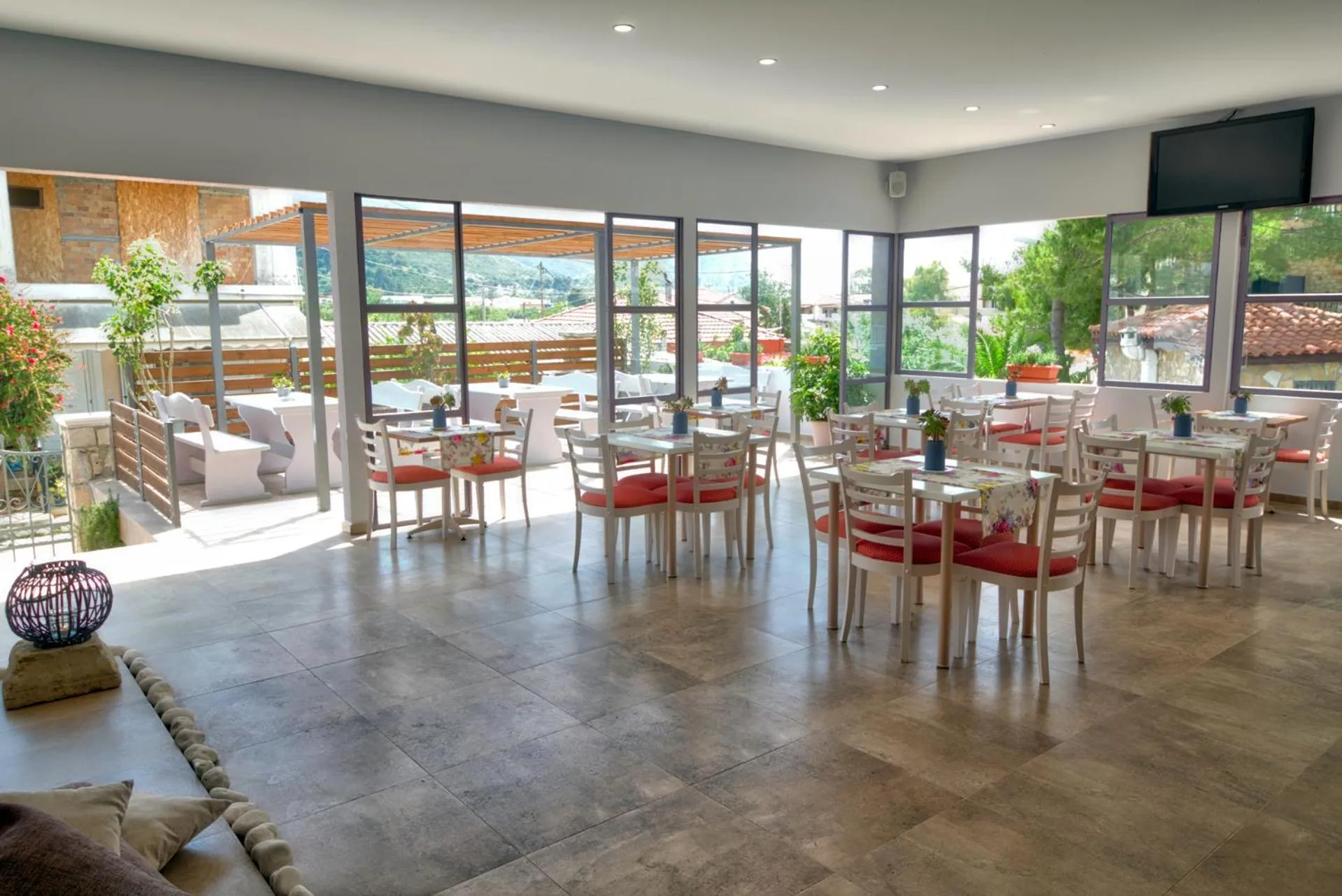 Restaurant/places to eat in Two Brothers Studios & Apts